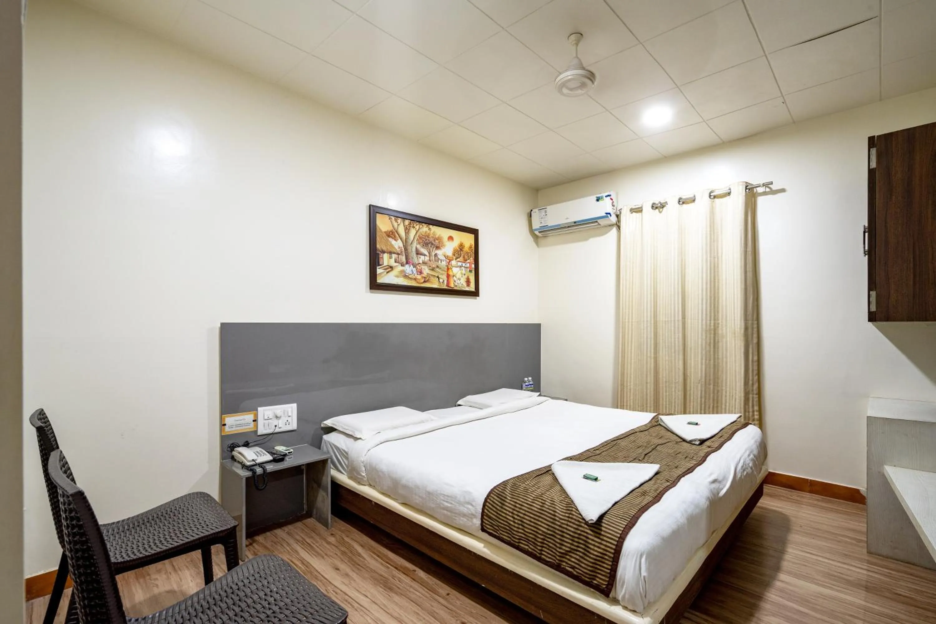 Bed in Hotel Darshan Executive