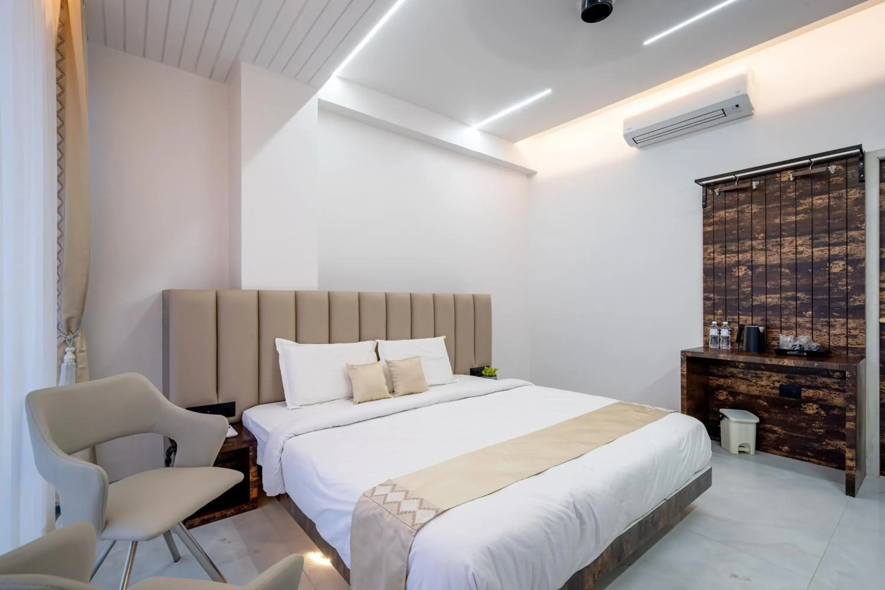 Photo of the whole room, Bed in Hotel Darshan Executive Photo of the whole room, Bed in Hotel Darshan Executive