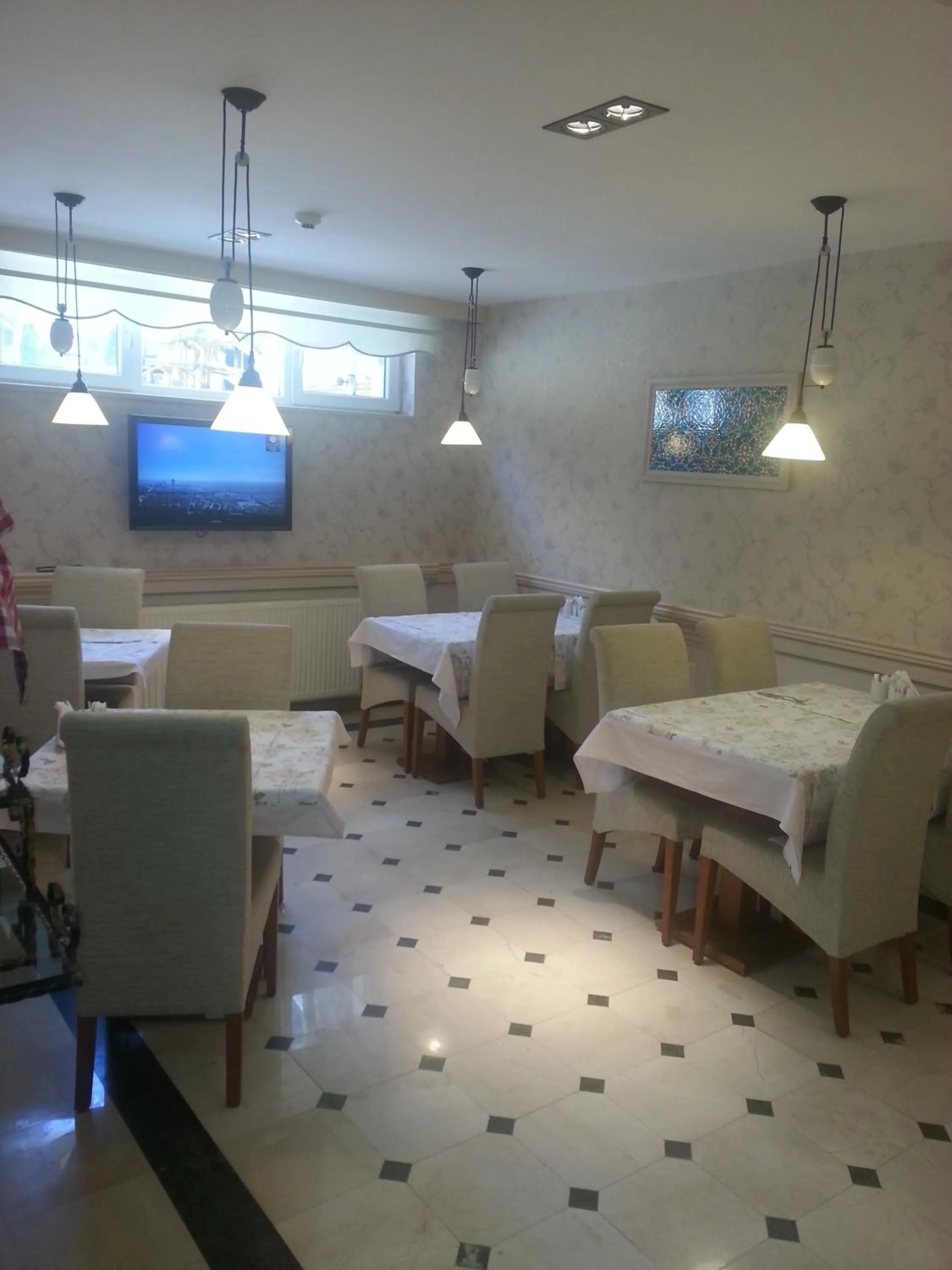 Restaurant/places to eat in Hotel Novano