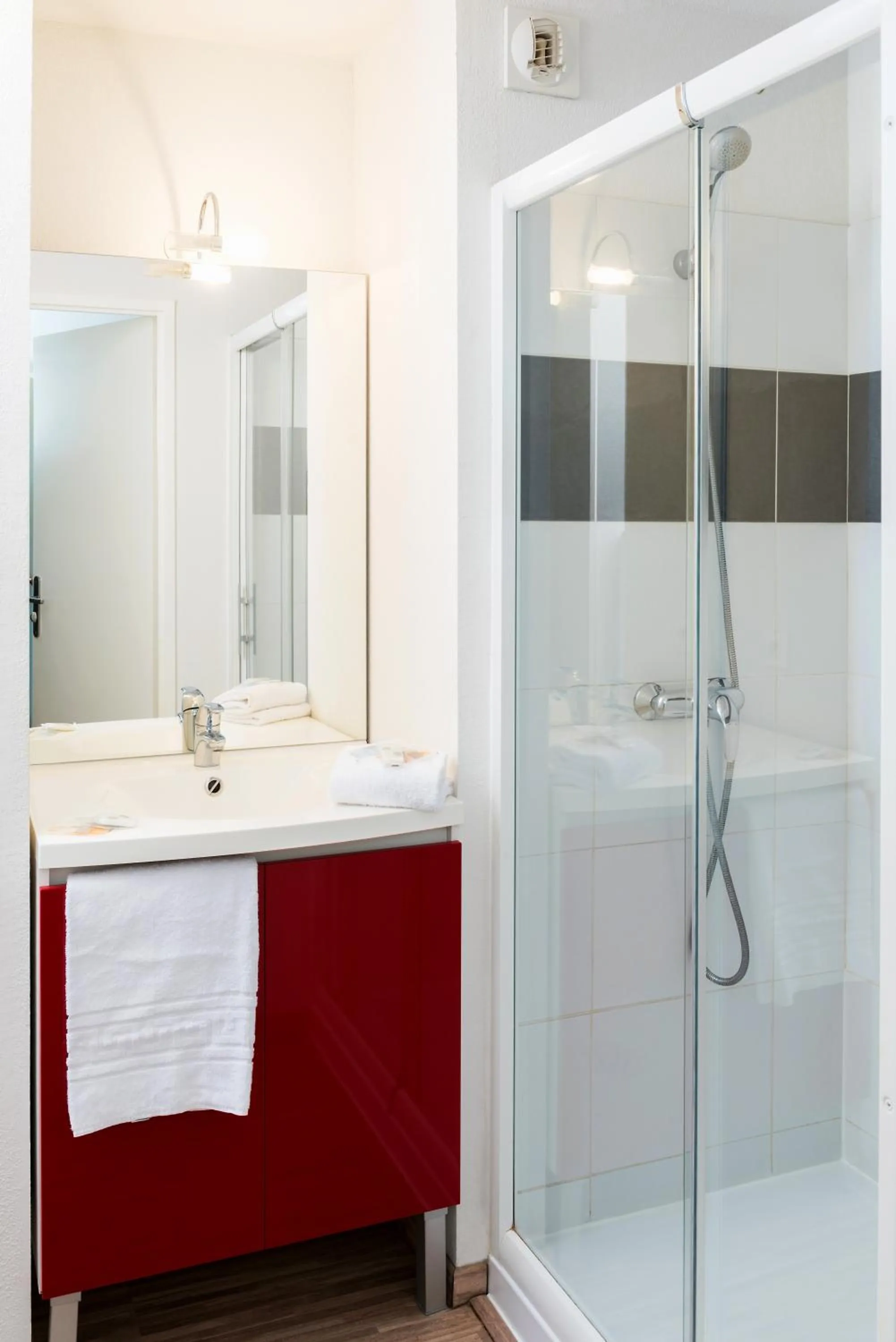 Bathroom in Ténéo Apparthotel Bordeaux Mérignac - Aéroport