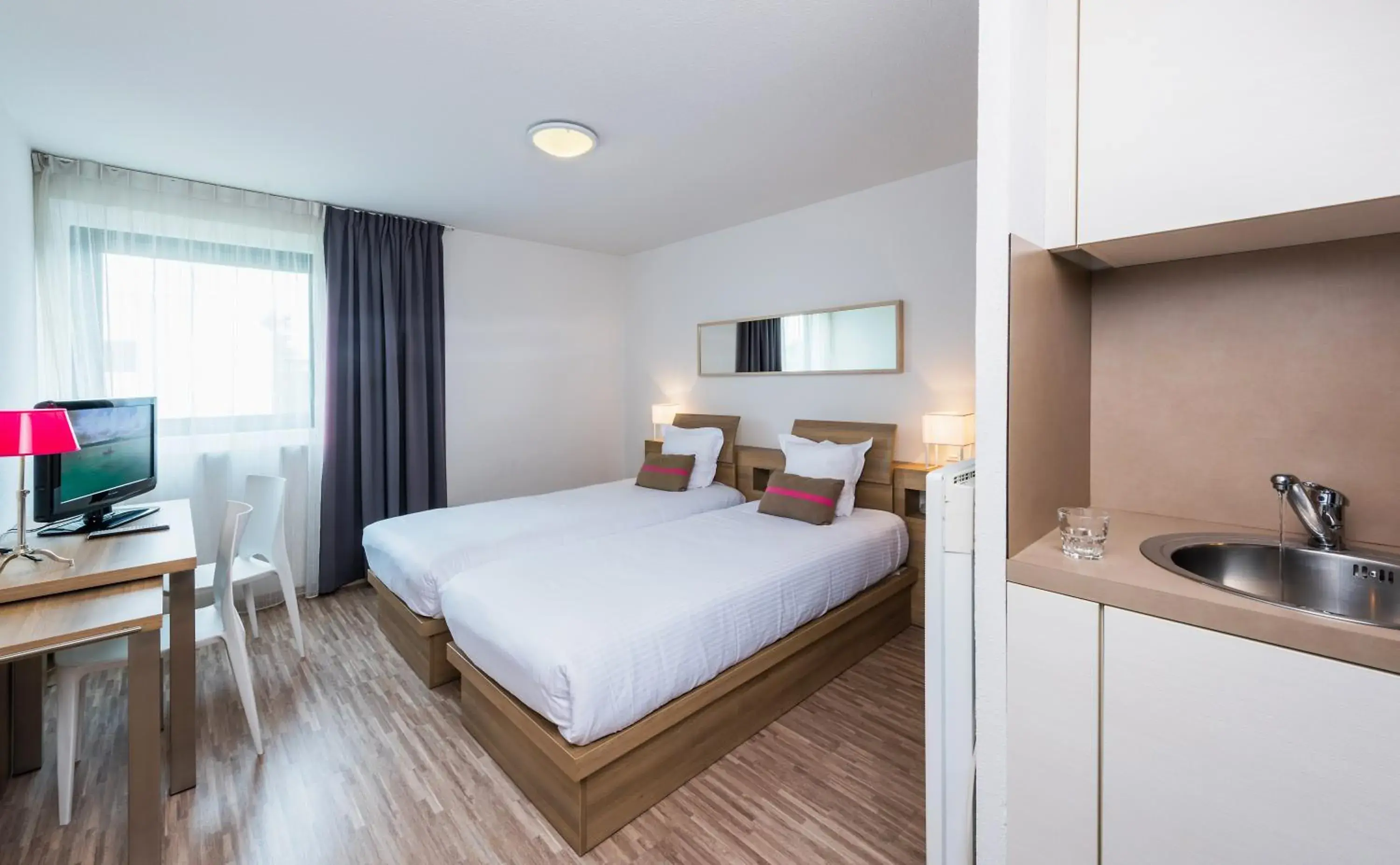 Photo of the whole room, Bed in Ténéo Apparthotel Bordeaux Mérignac - Aéroport Photo of the whole room, Bed in Ténéo Apparthotel Bordeaux Mérignac - Aéroport