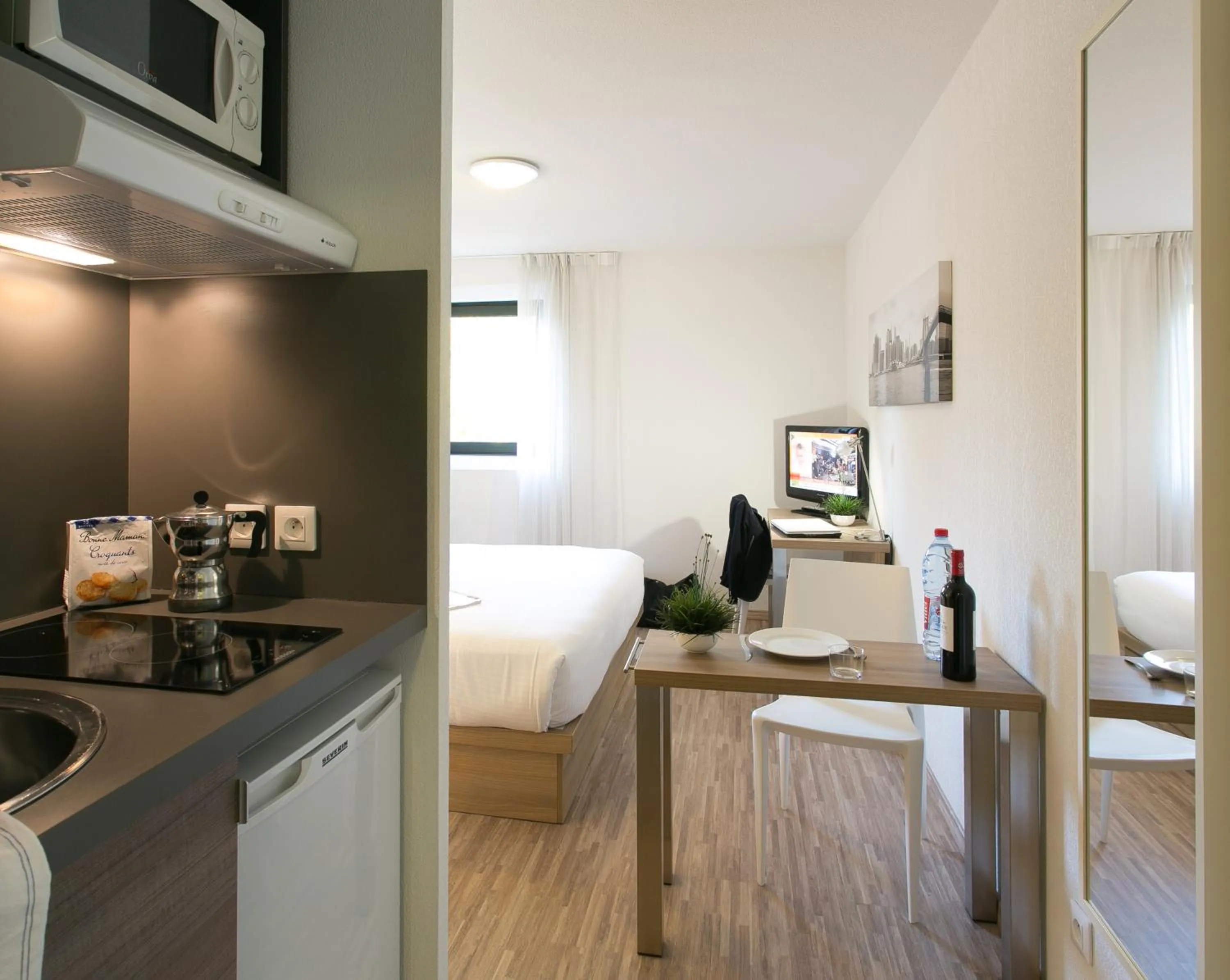 Kitchen or kitchenette in Ténéo Apparthotel Bordeaux Mérignac - Aéroport