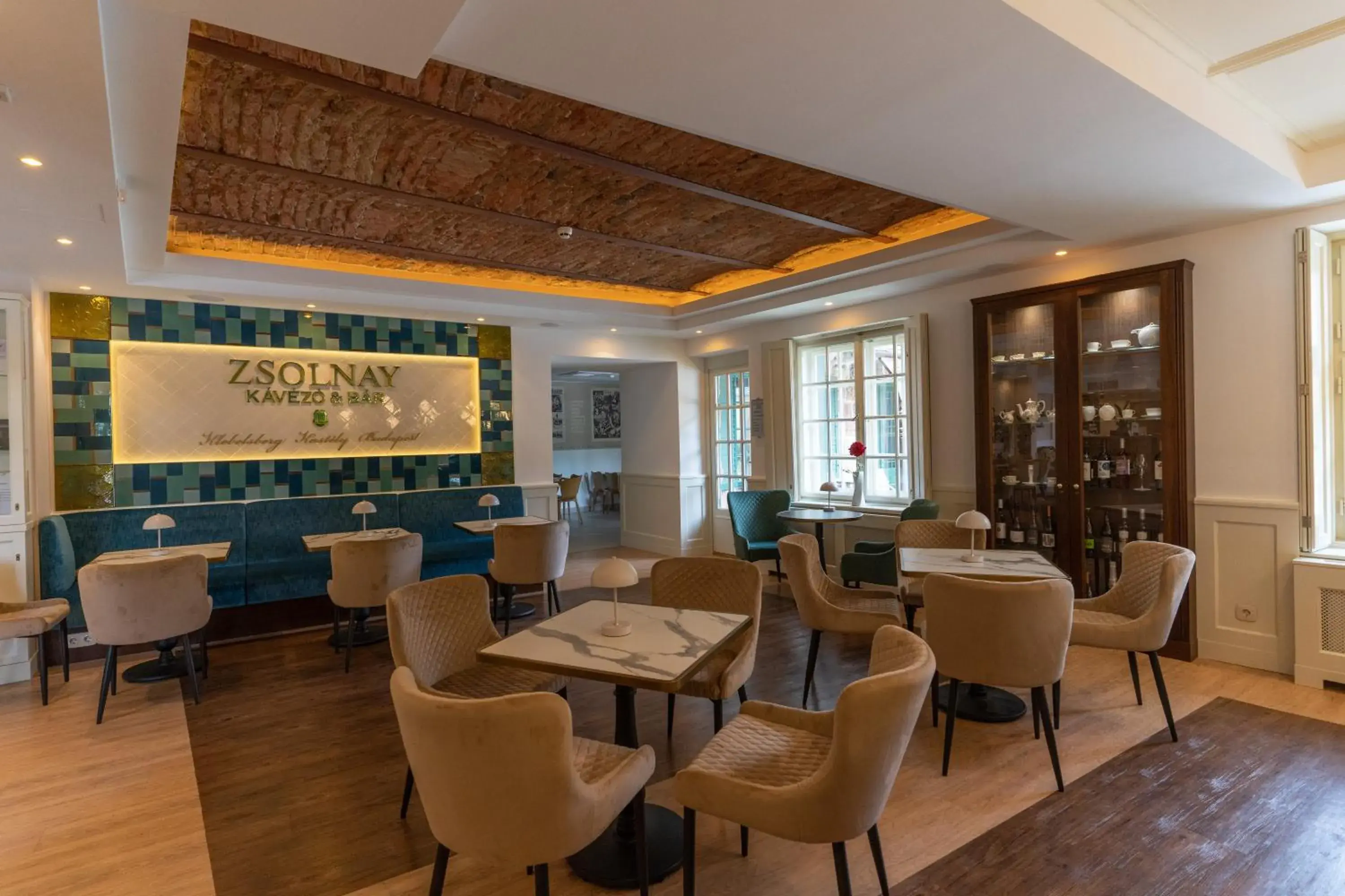 Lounge or bar in Klebelsberg Kastély Budapest Lounge or bar in Klebelsberg Kastély Budapest