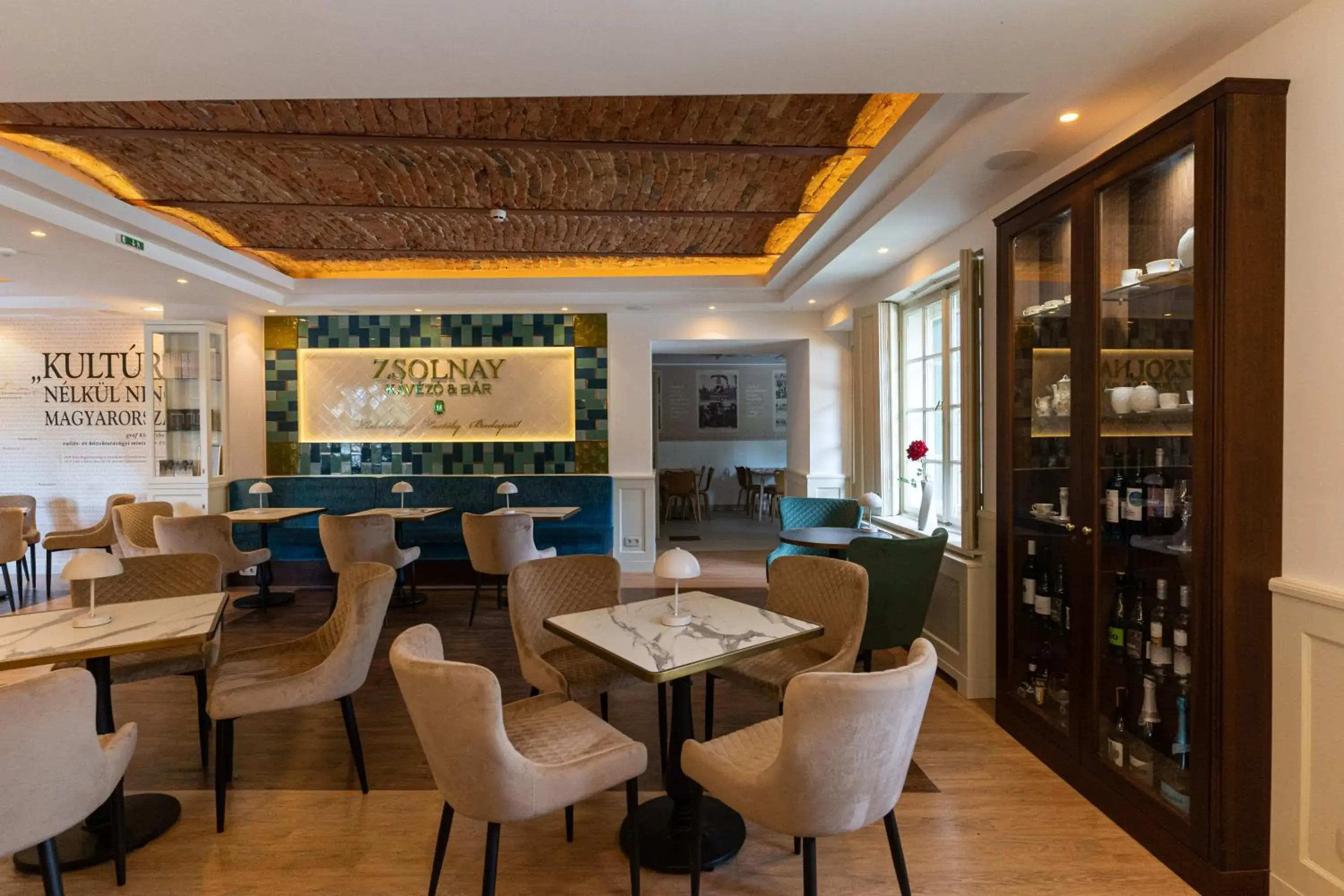 Lounge or bar in Klebelsberg Kastély Budapest Lounge or bar in Klebelsberg Kastély Budapest