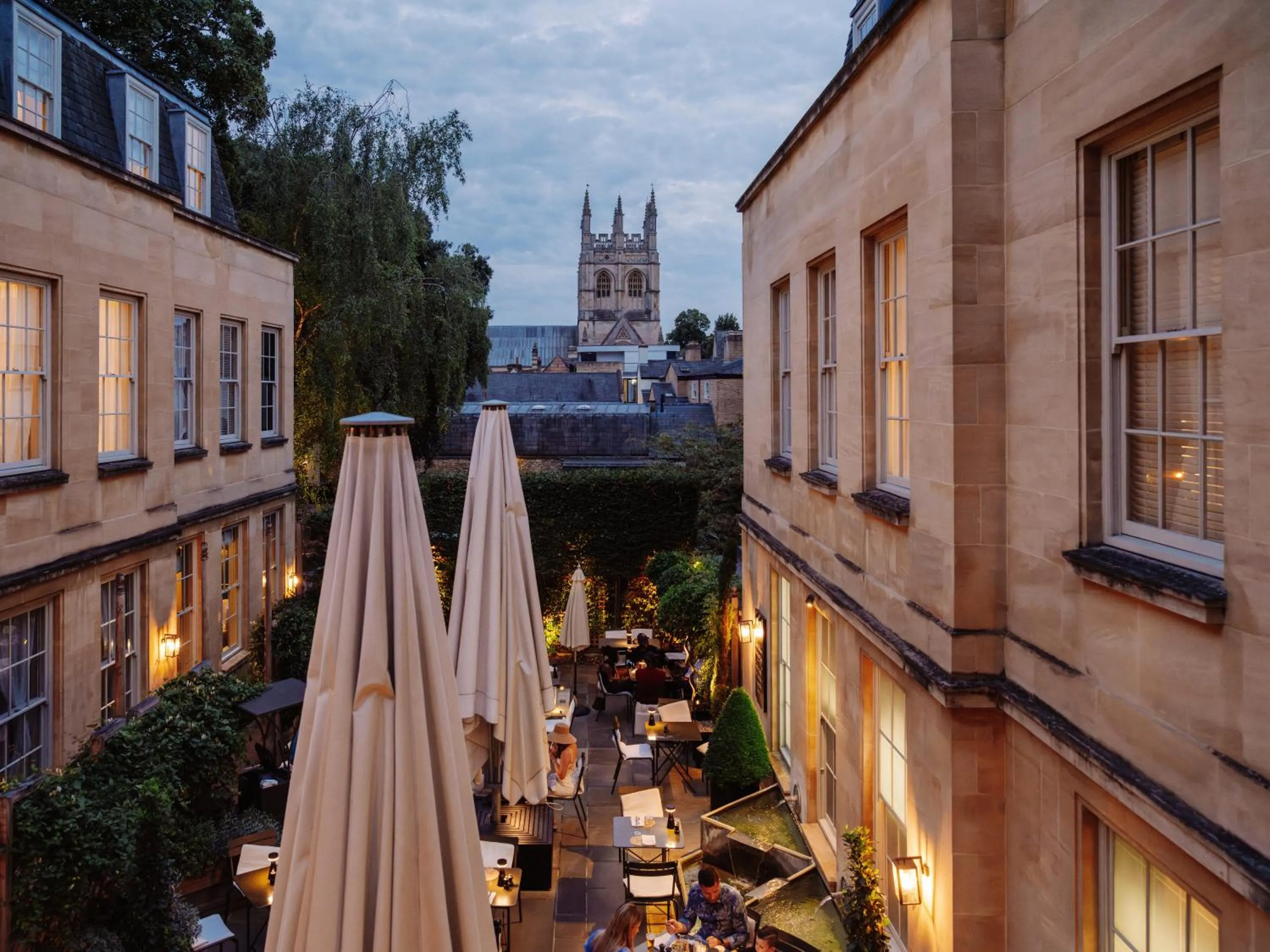 Restaurant/places to eat in Old Bank Hotel