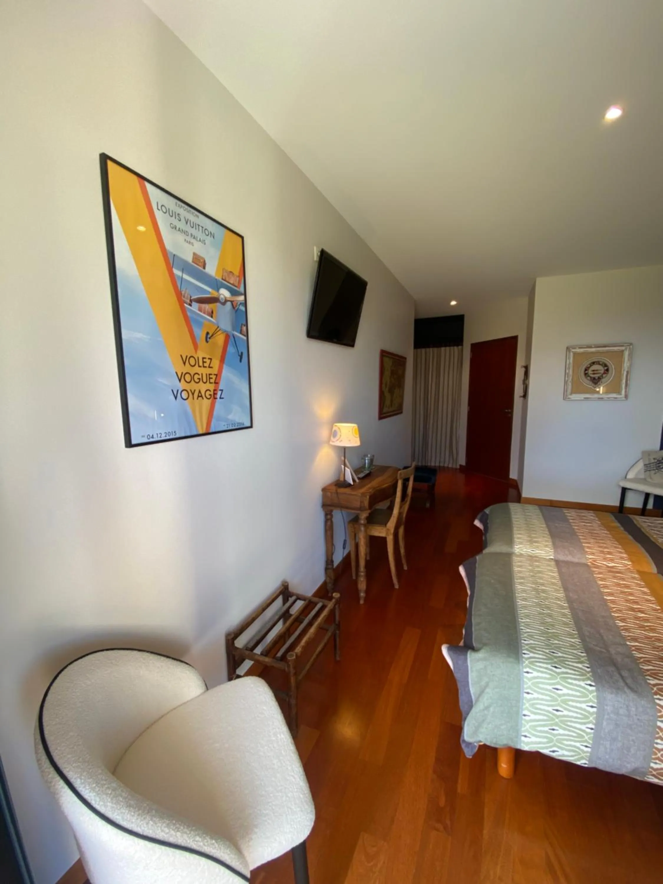 Seating area, Bed in la Palisse