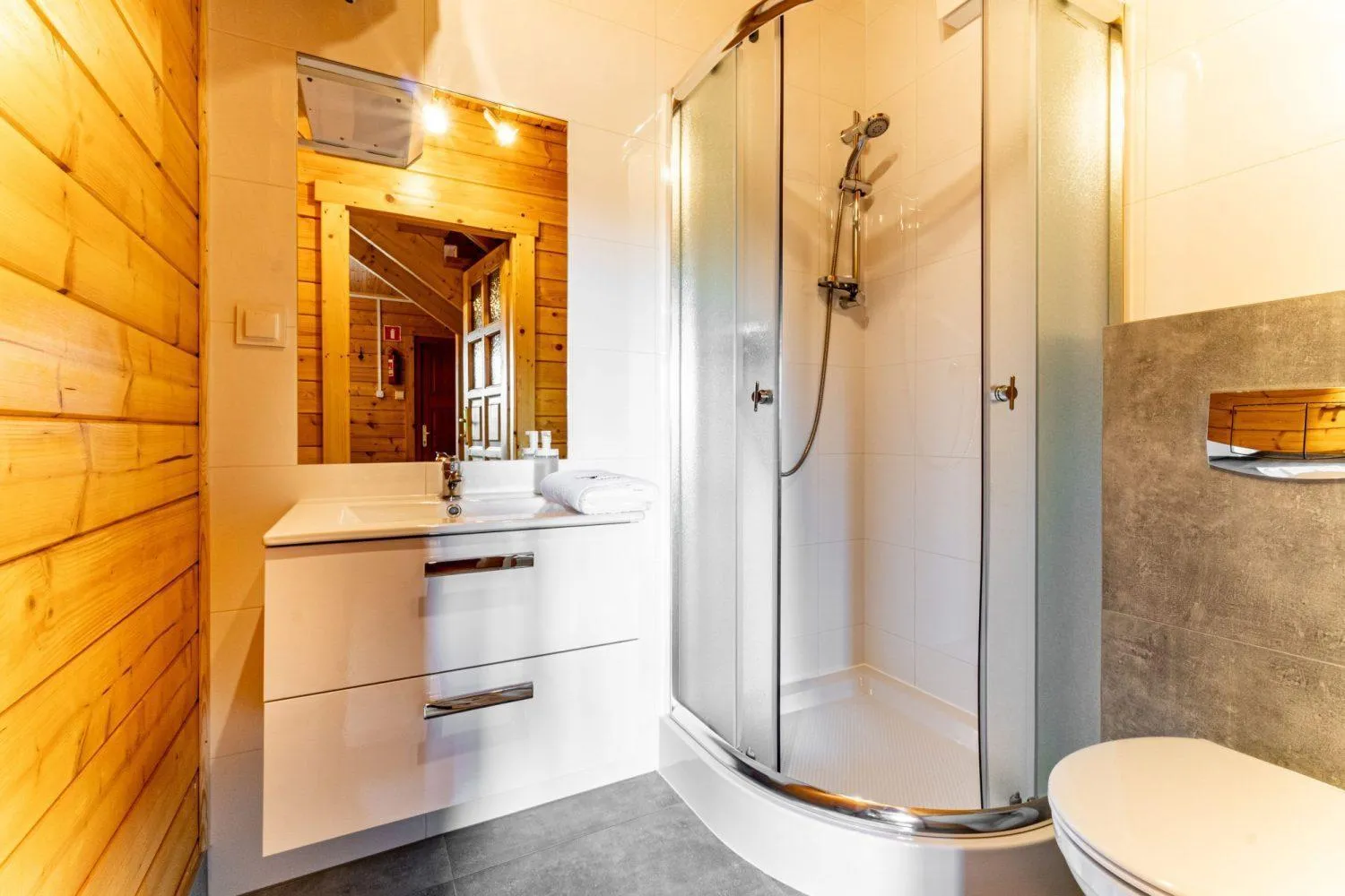 Shower in Dobre smaki at Wczasowa8 sea resort