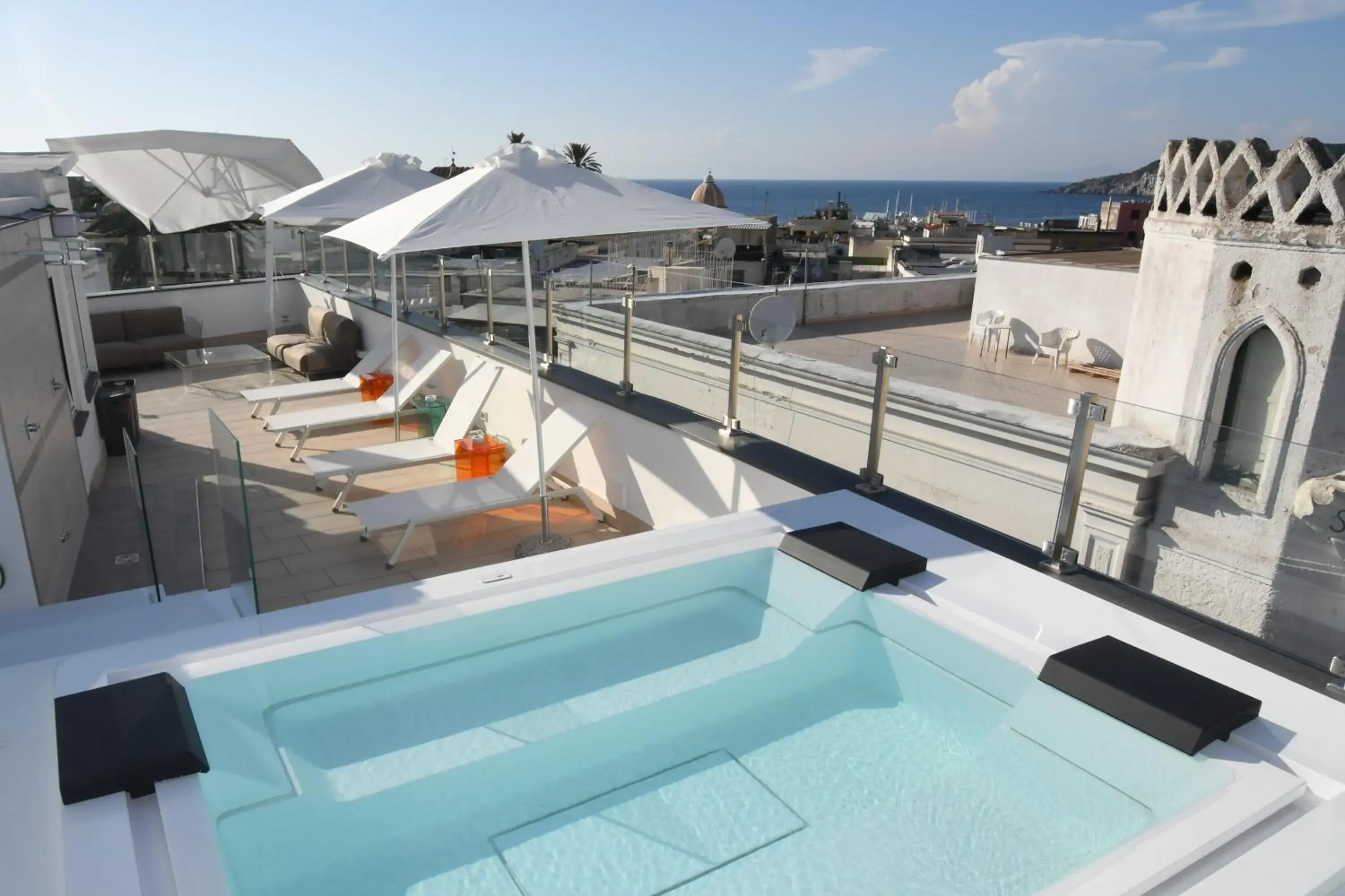 White 1903 - Rooftop Pool & Luxury Rooms White 1903 - Rooftop Pool & Luxury Rooms
