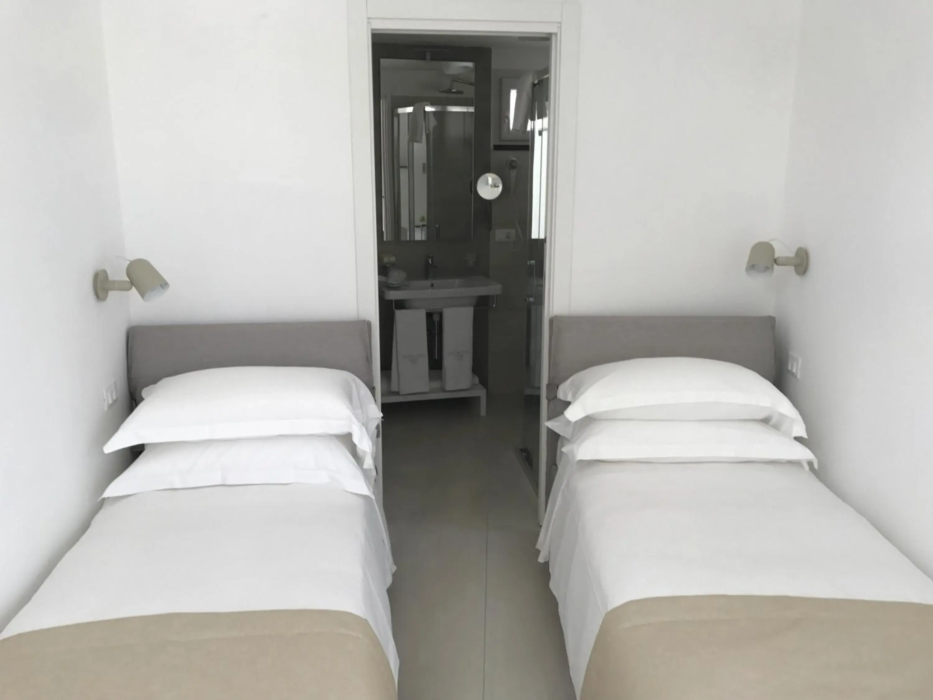 Standard Twin Room in White 1903 - Rooftop Pool & Luxury Rooms Standard Twin Room in White 1903 - Rooftop Pool & Luxury Rooms