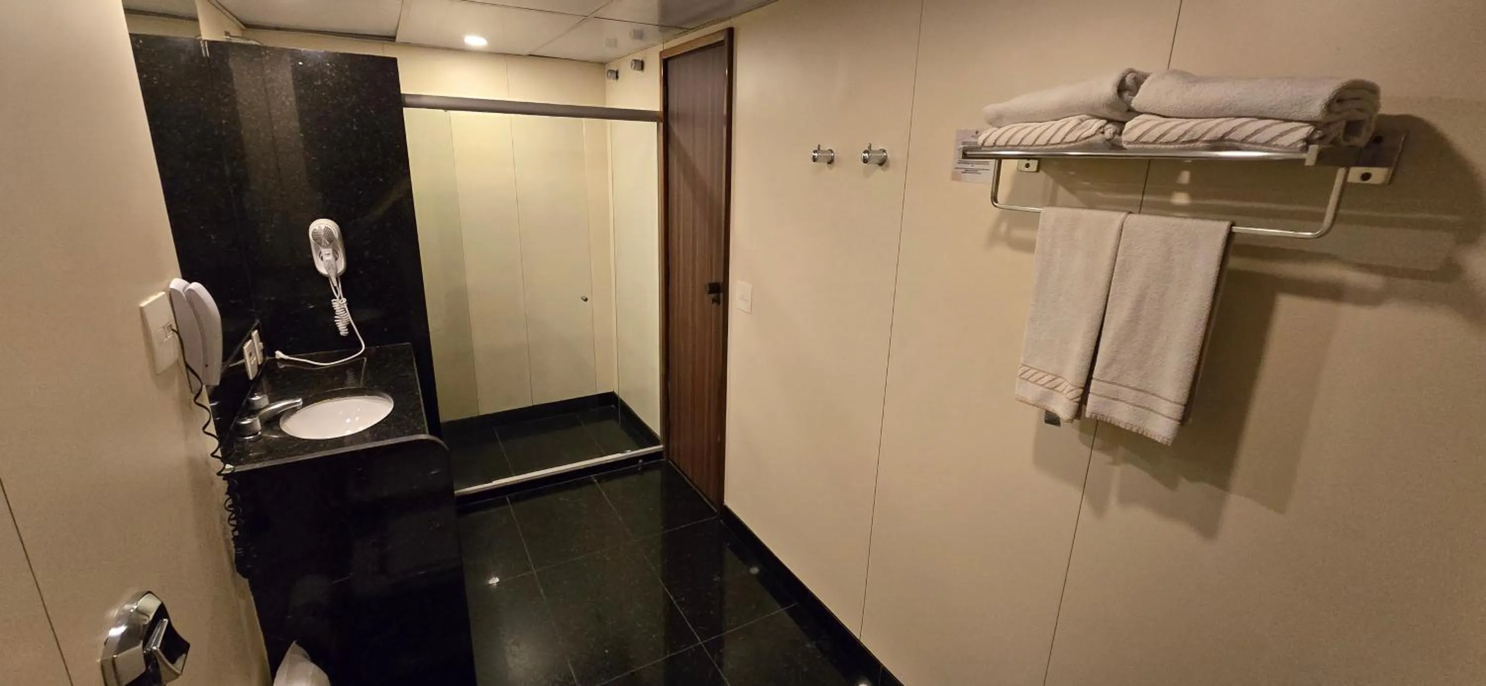 Bathroom in Mirador Rio Copacabana Hotel