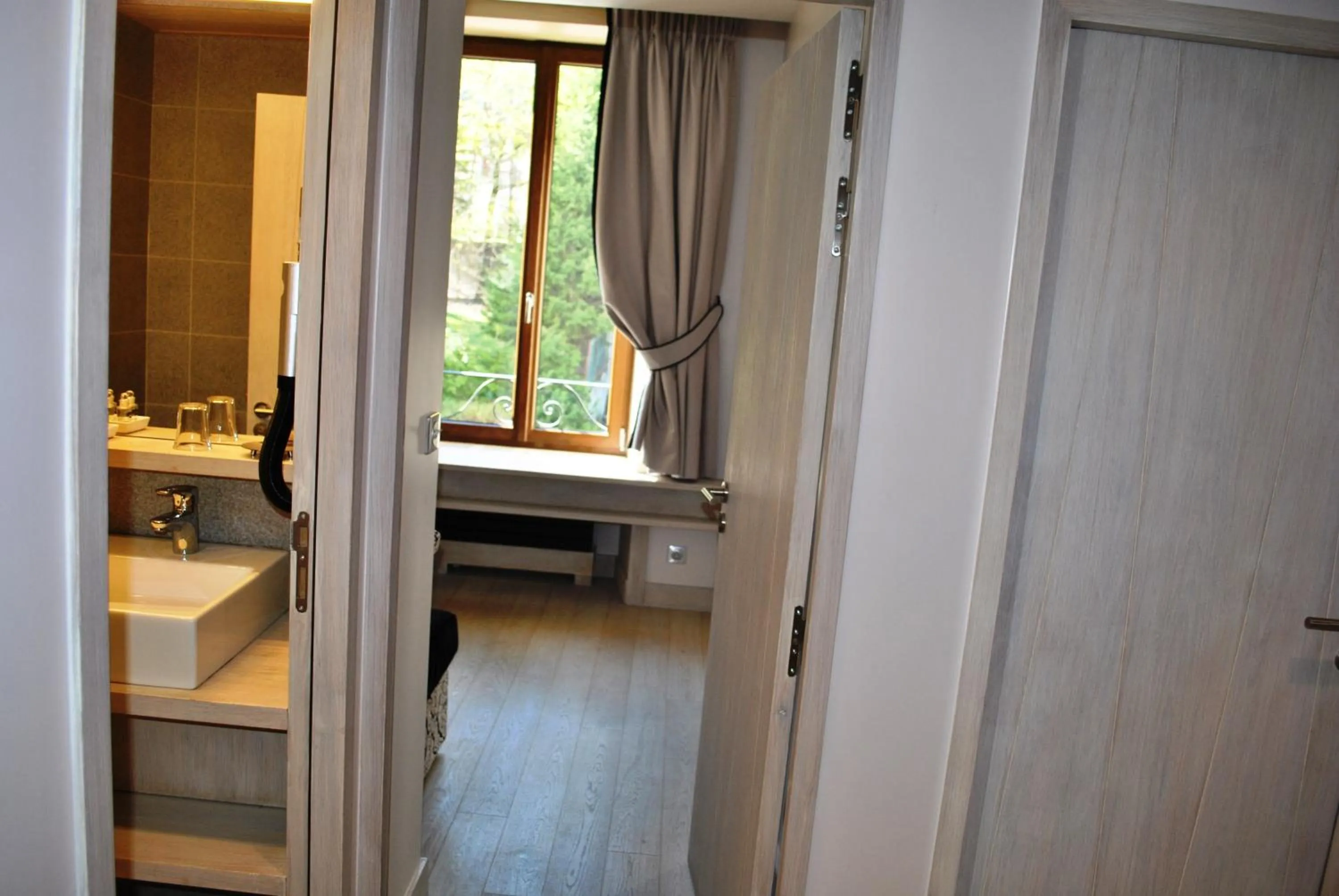 Bedroom in Hôtel Richemond