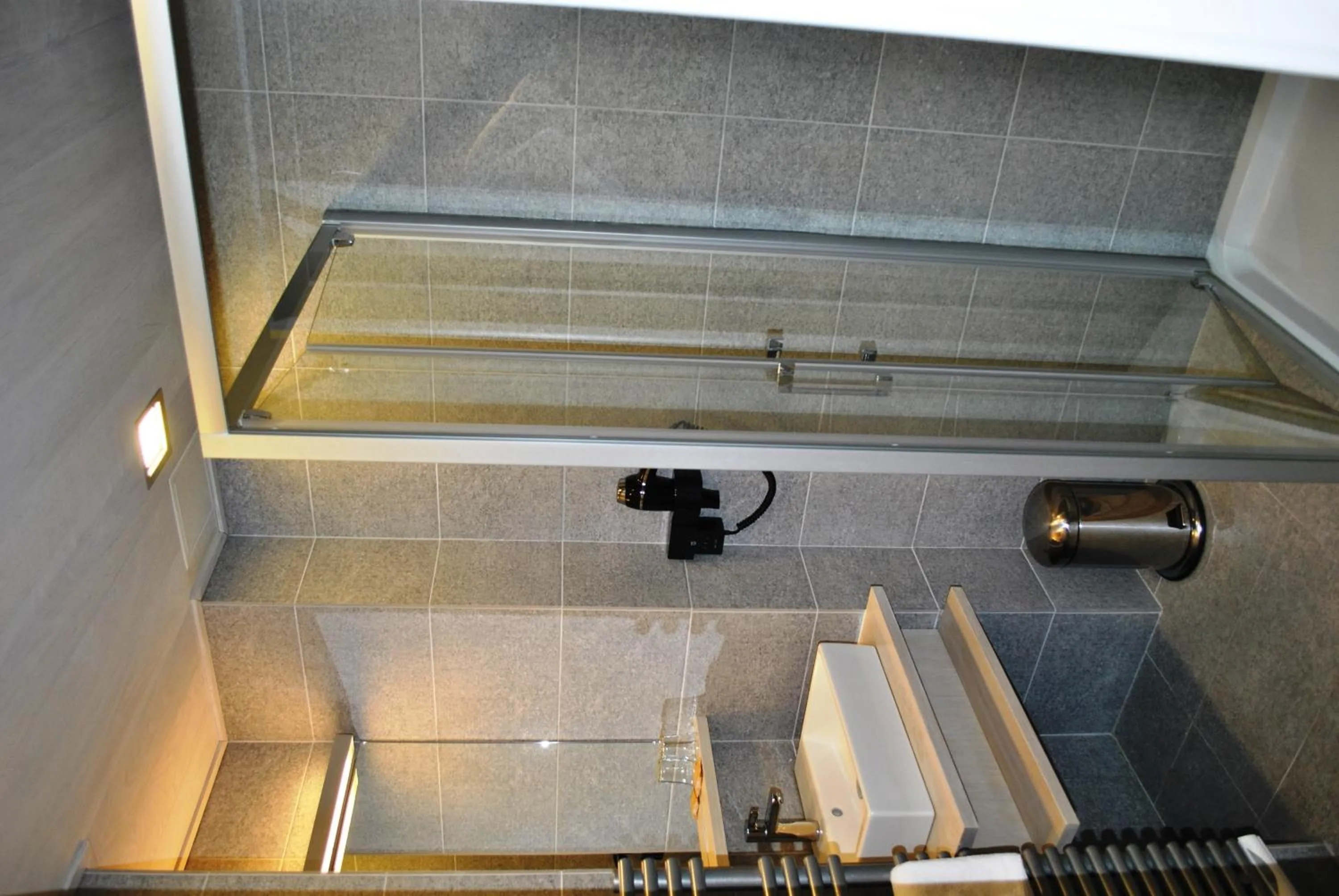 Shower in Hôtel Richemond