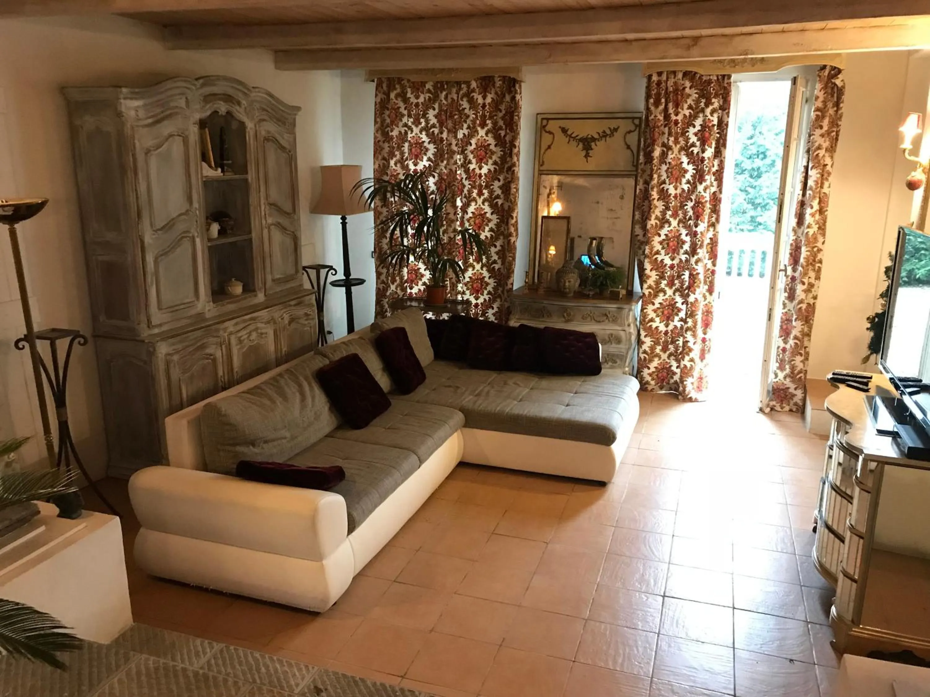 Communal lounge/ TV room in Cascina la castagnara