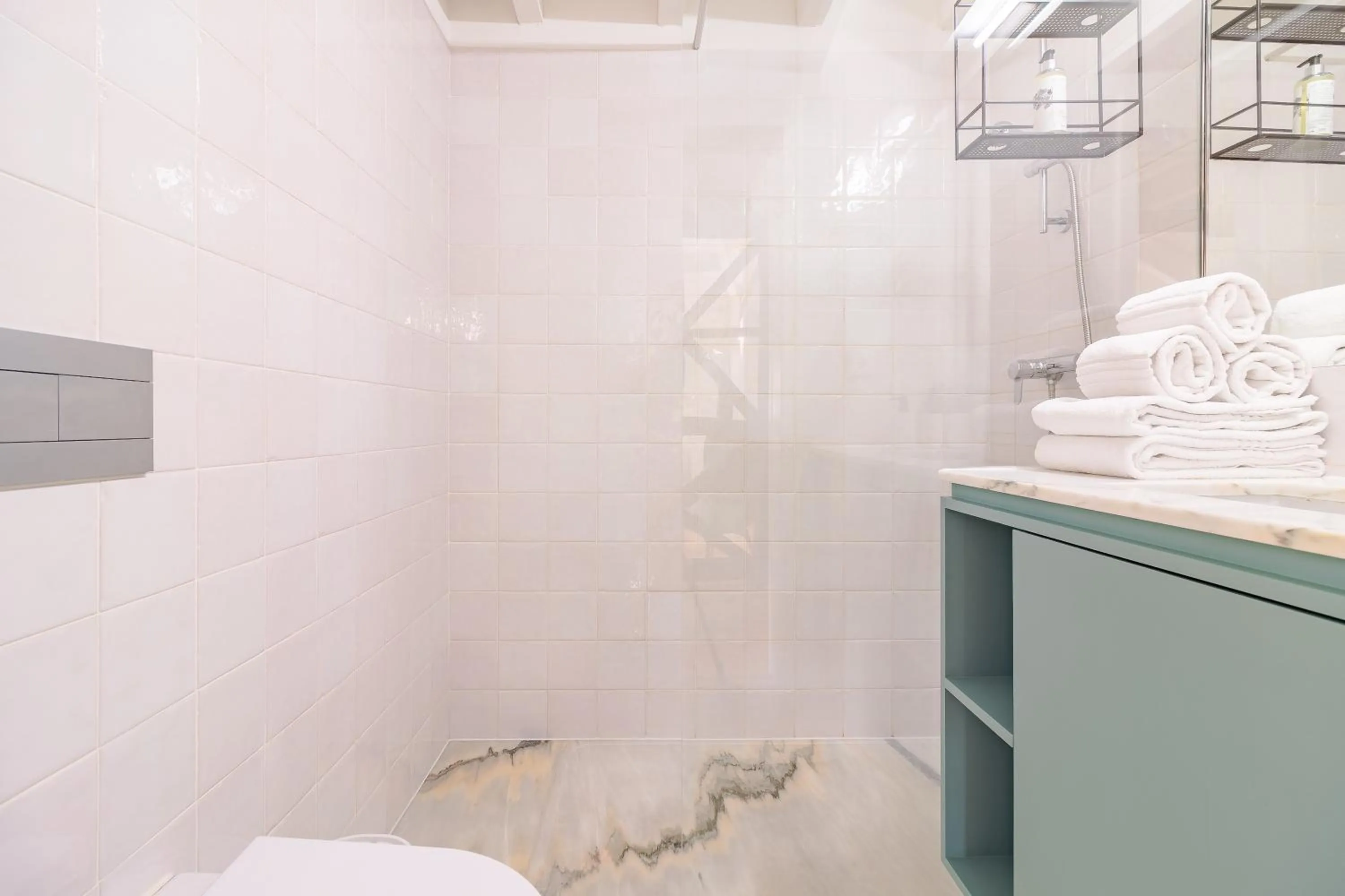 Shower in YOUROPO - City Center Ribeira Porto