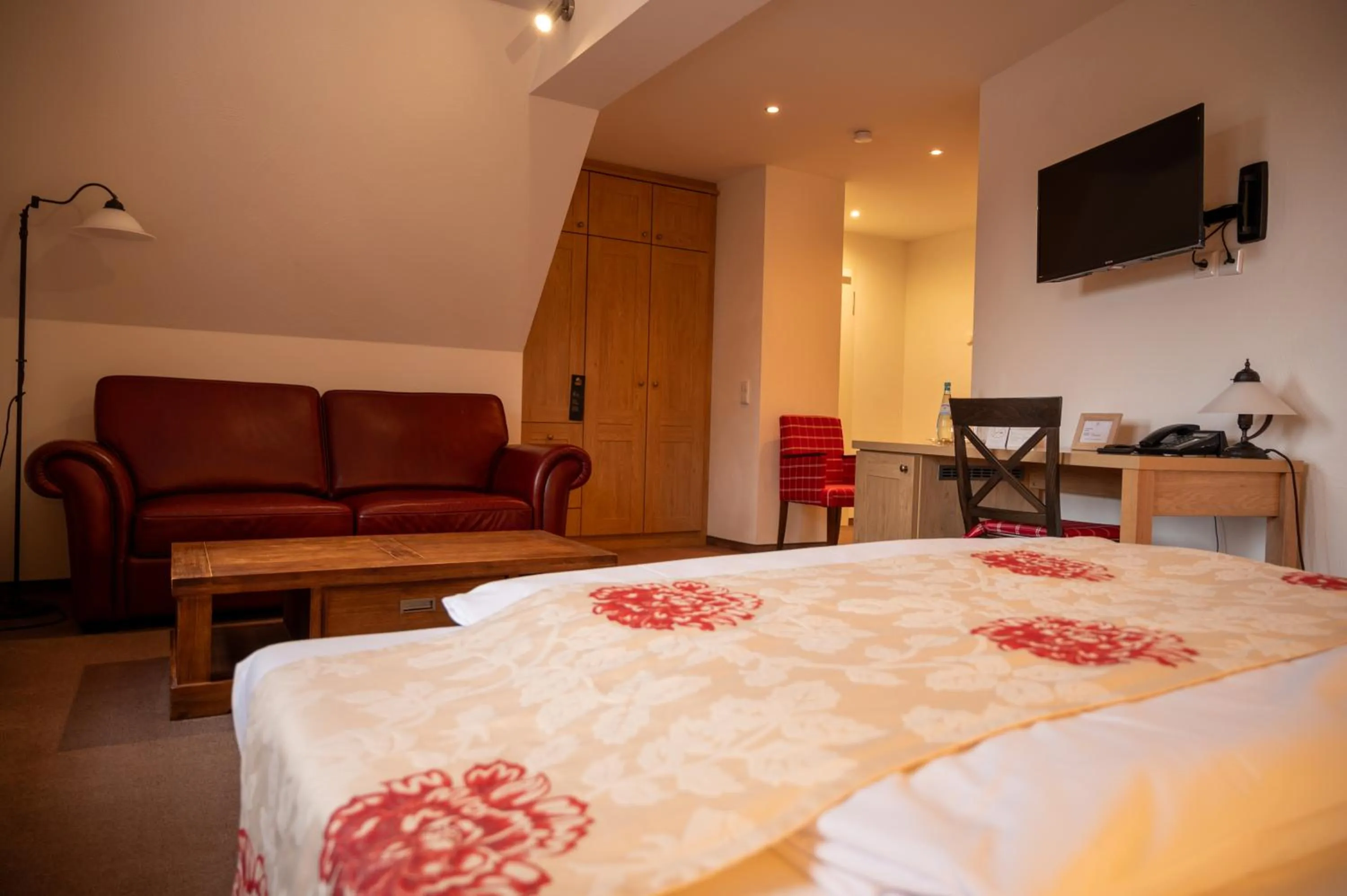 Photo of the whole room, Bed in Landhotel Jann Hinsch Hof