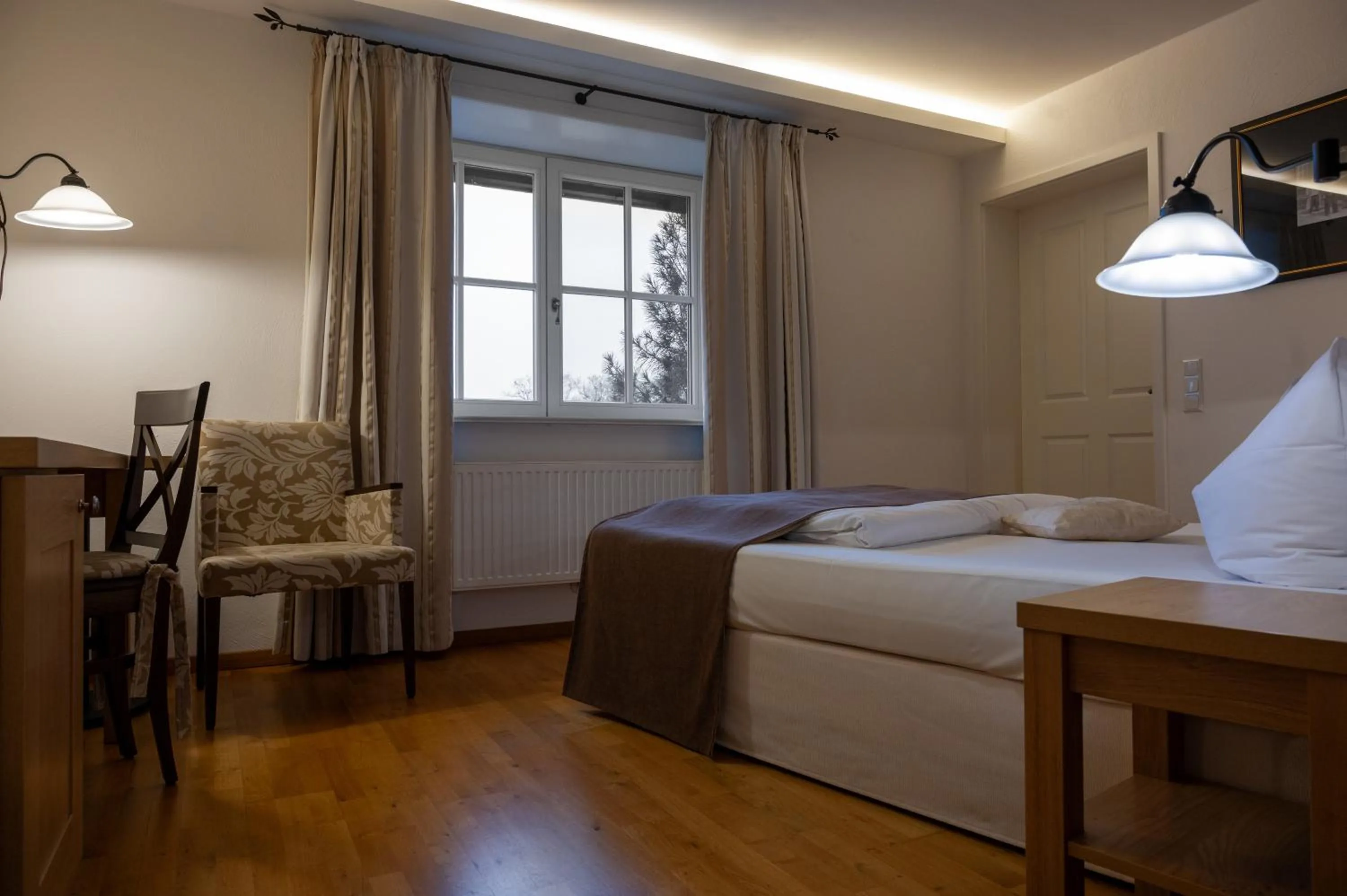 Photo of the whole room, Bed in Landhotel Jann Hinsch Hof