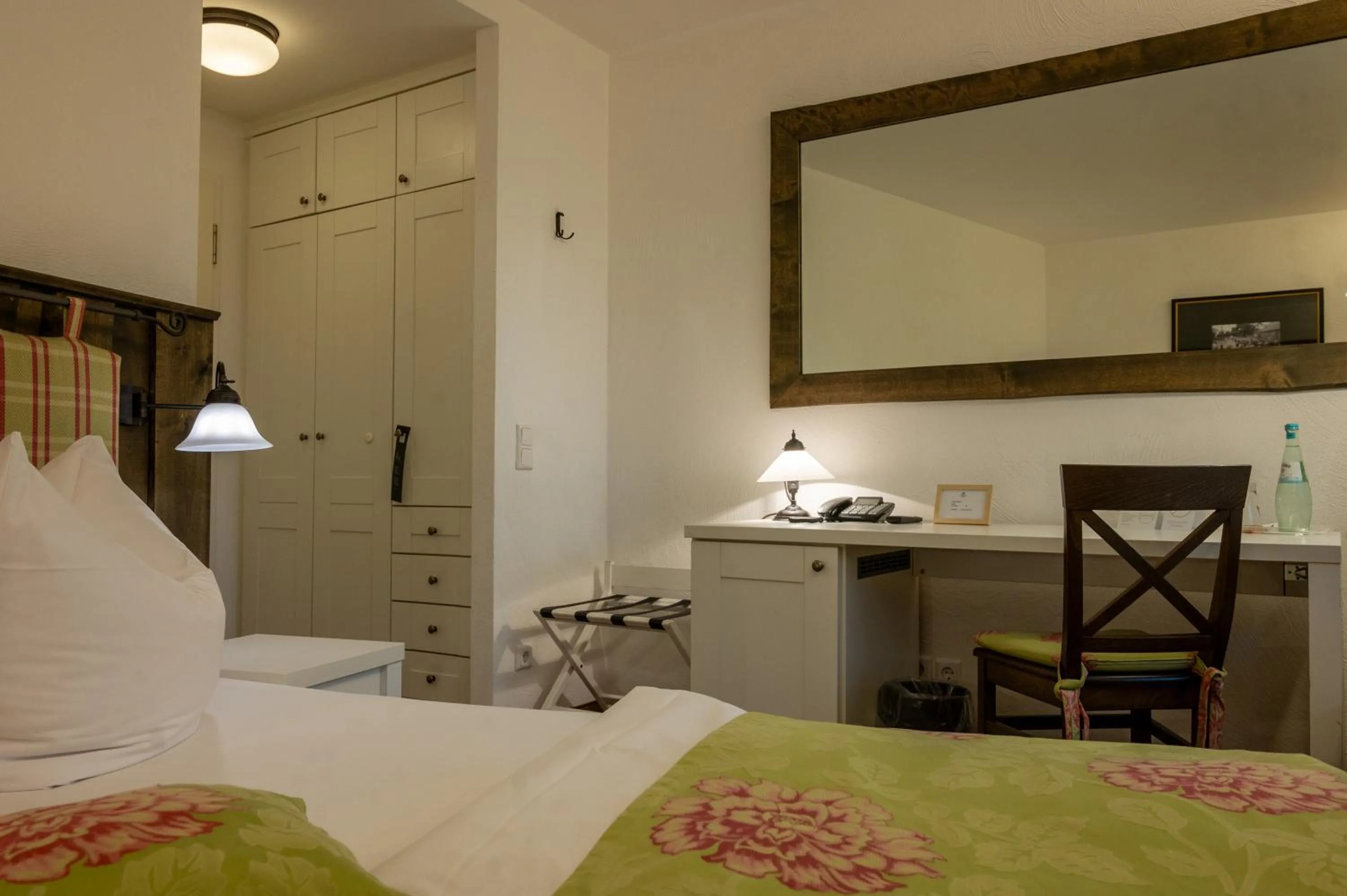 Photo of the whole room, Bed in Landhotel Jann Hinsch Hof