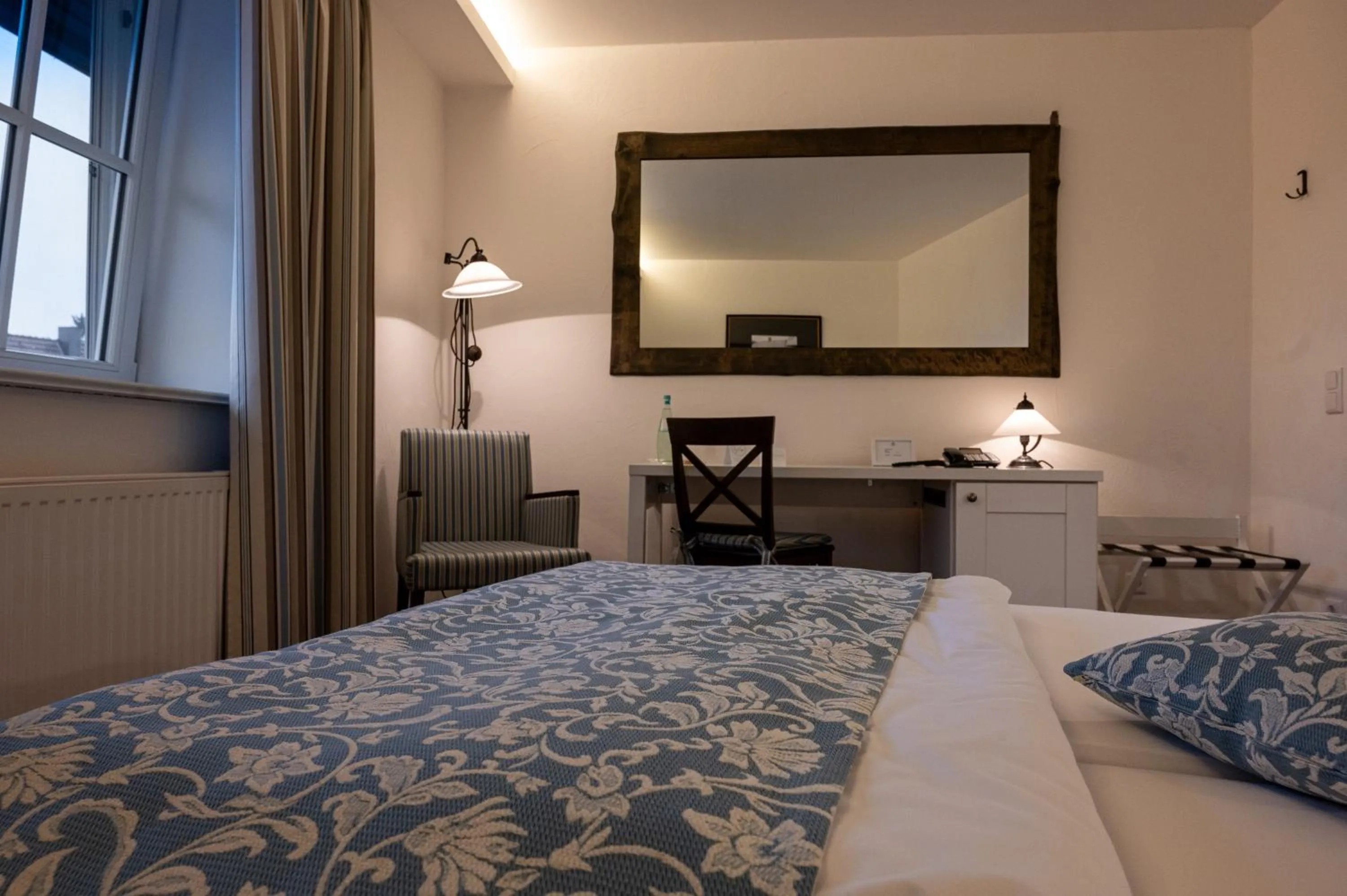 Photo of the whole room, Bed in Landhotel Jann Hinsch Hof