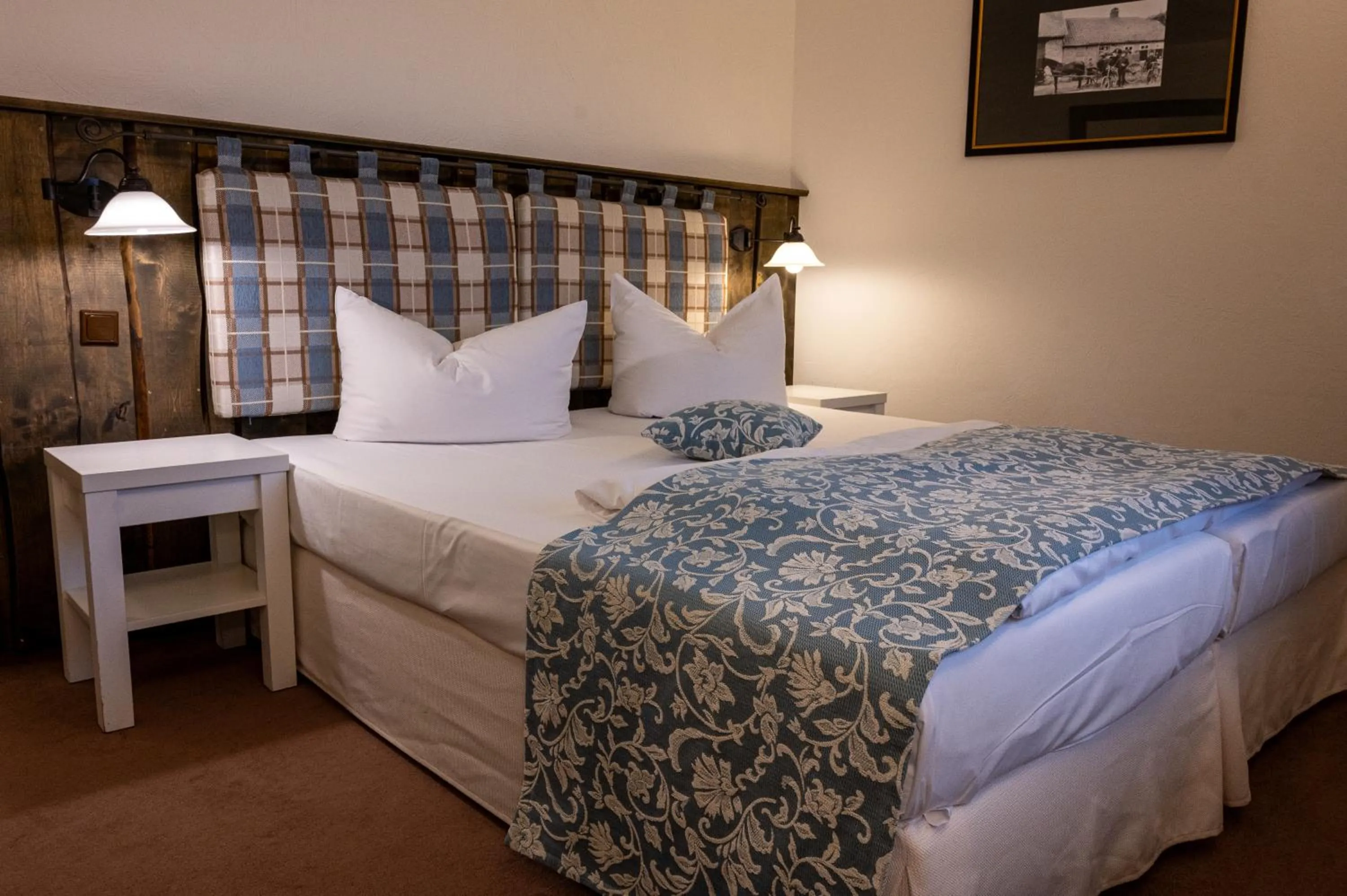 Photo of the whole room, Bed in Landhotel Jann Hinsch Hof