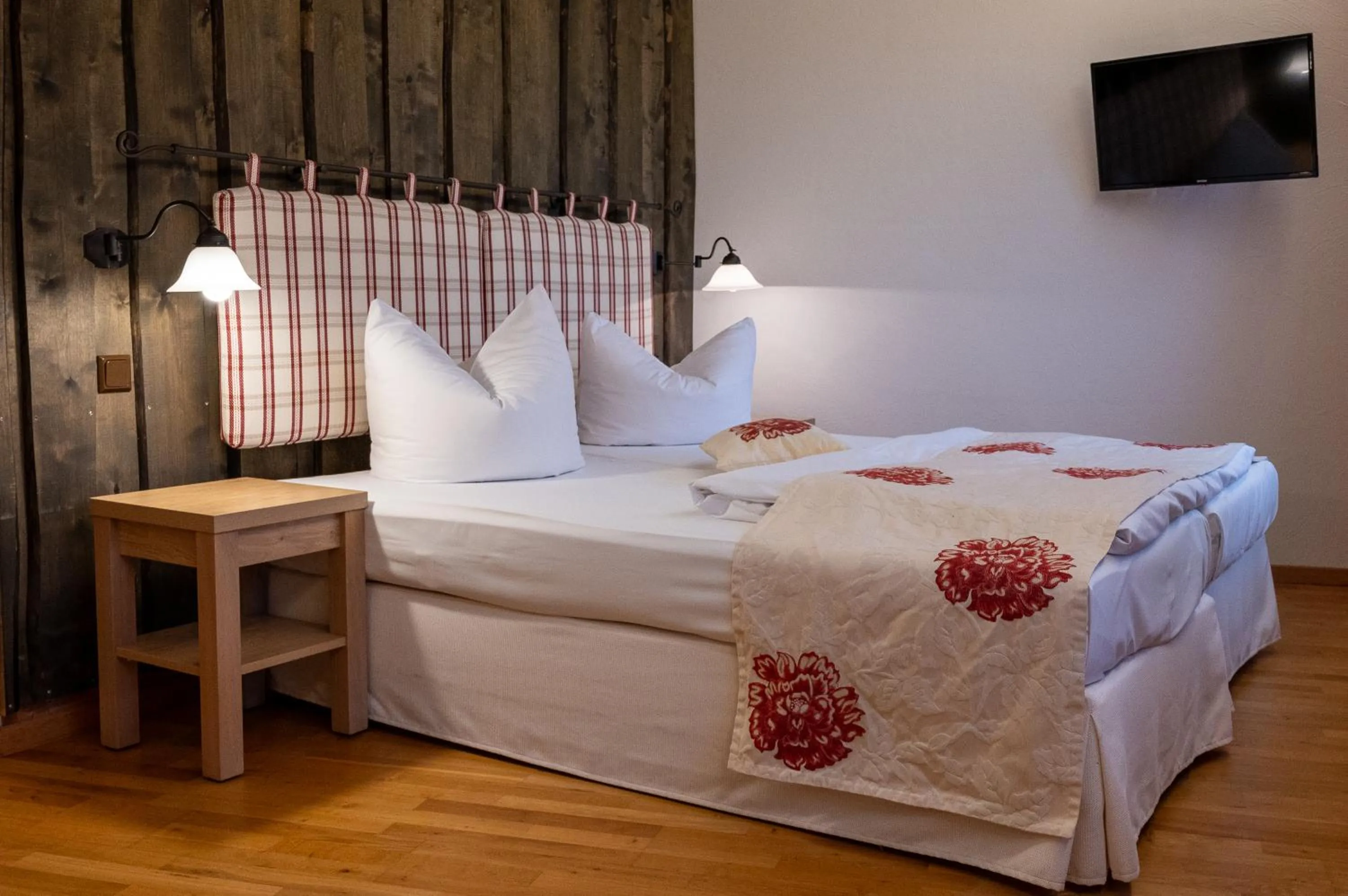 Photo of the whole room, Bed in Landhotel Jann Hinsch Hof