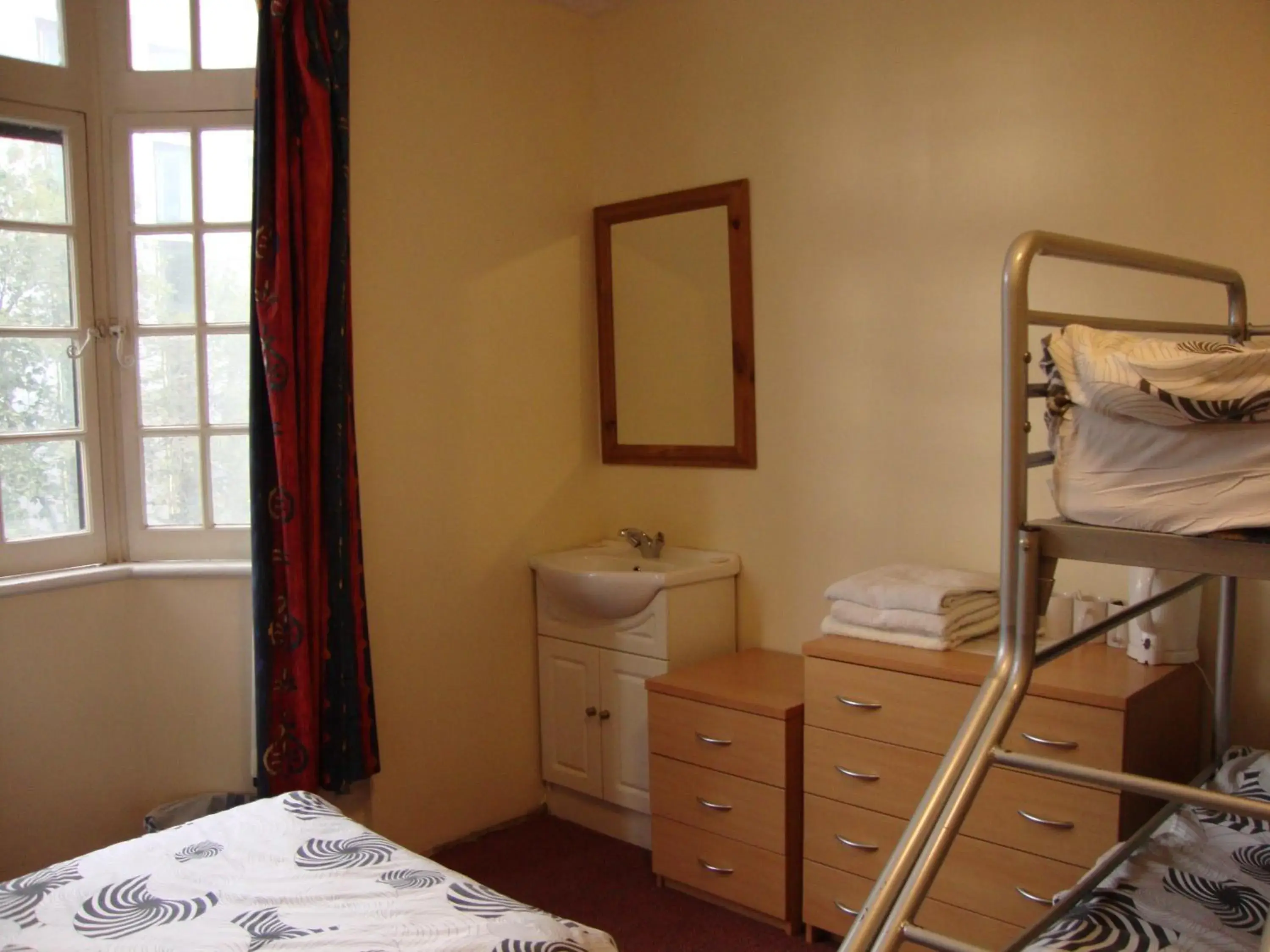 Photo of the whole room, Bunk Bed in Hotel Strand Continental