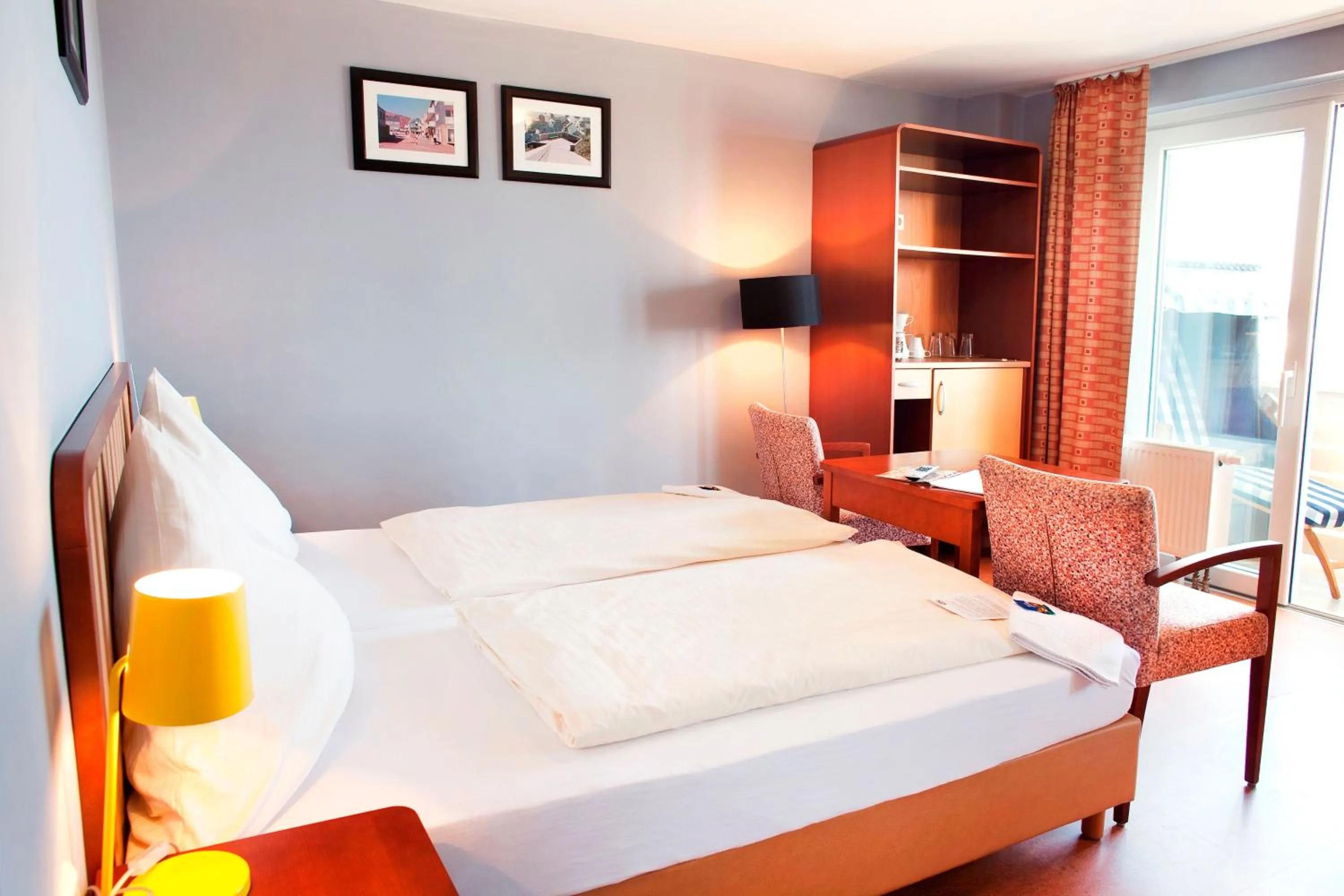 Photo of the whole room, Bed in Hotel Helgoländer Klassik