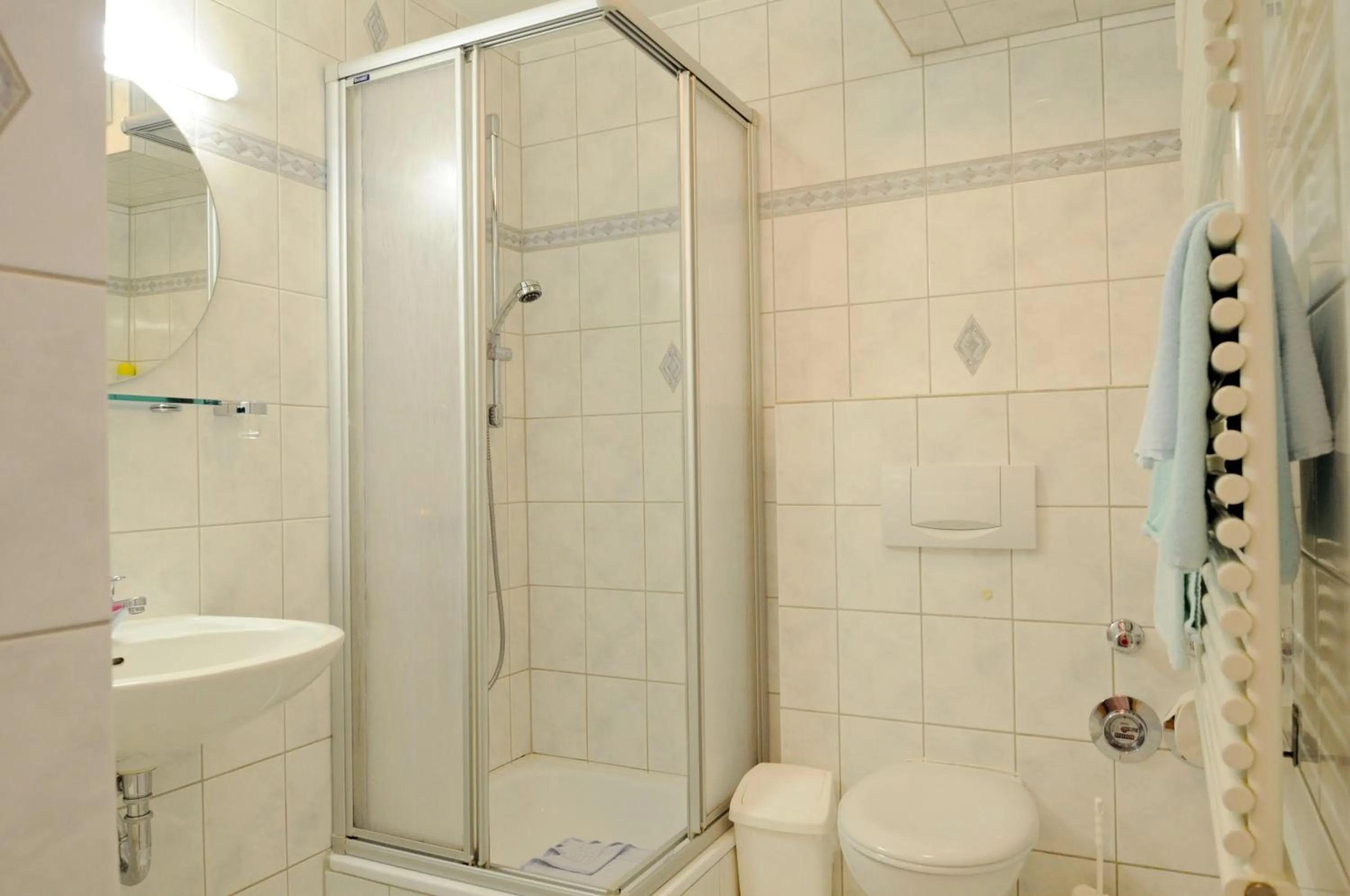 Toilet in Hotel Helgoländer Klassik