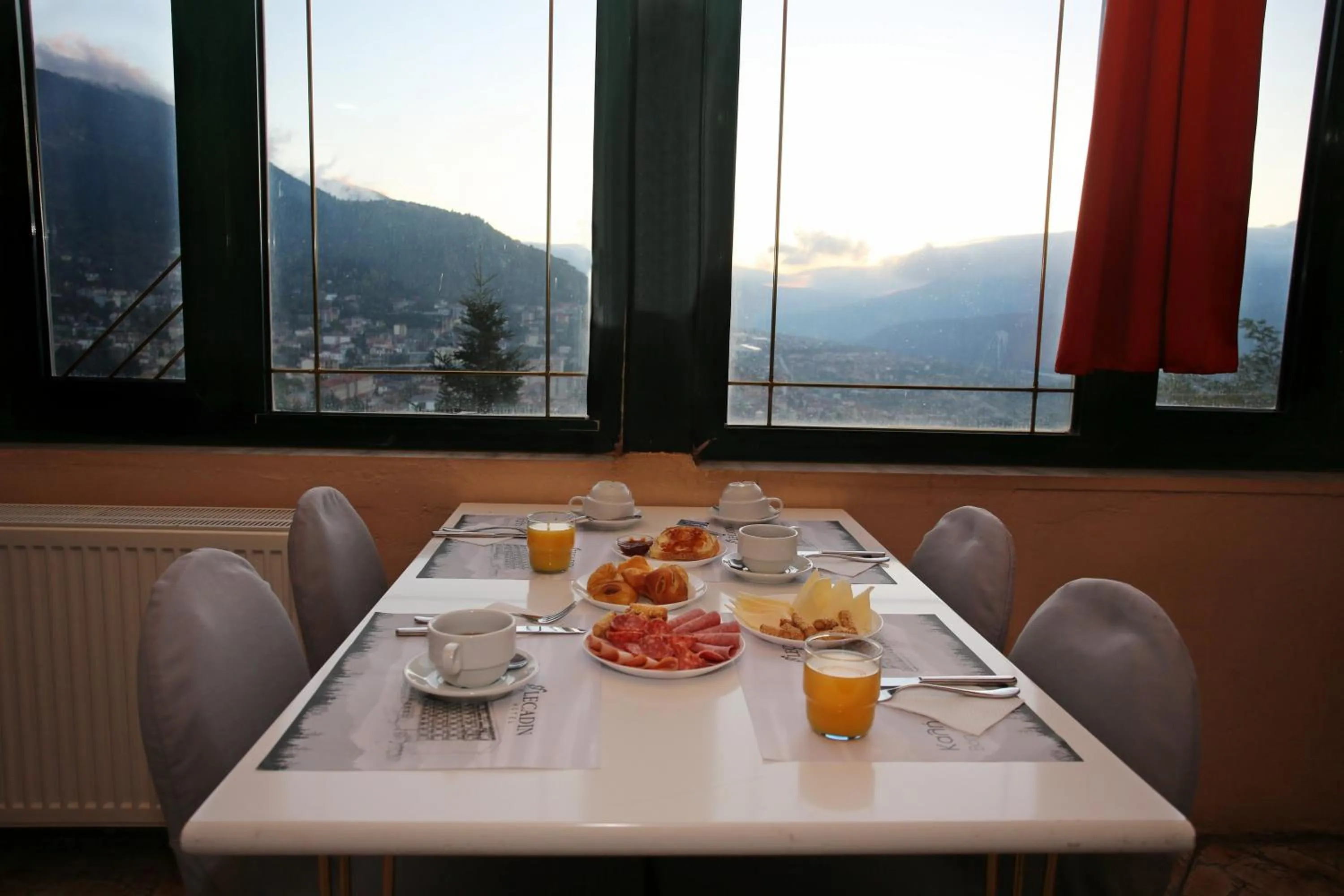 Restaurant/places to eat in Hotel Lecadin