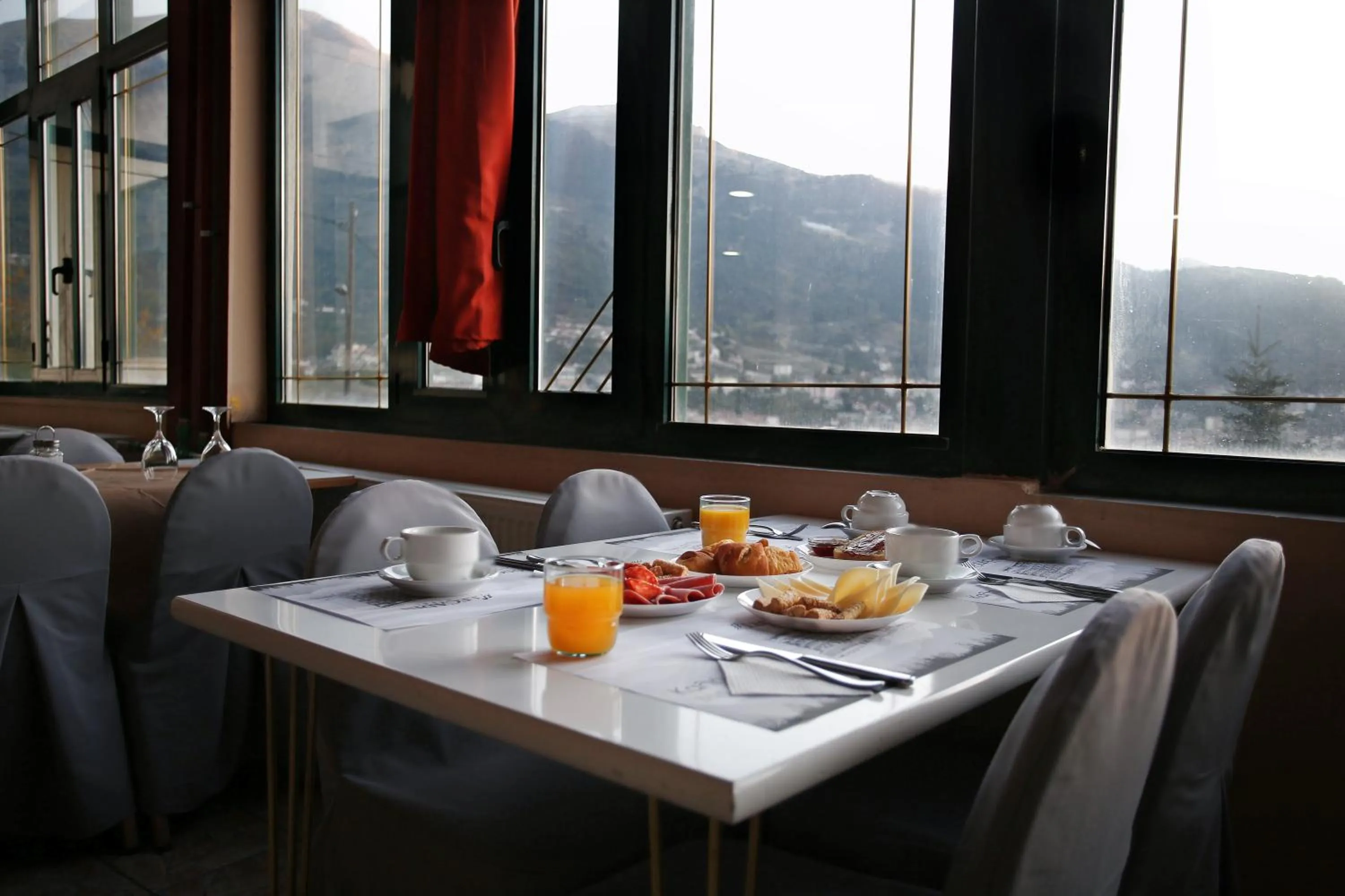 Restaurant/places to eat in Hotel Lecadin