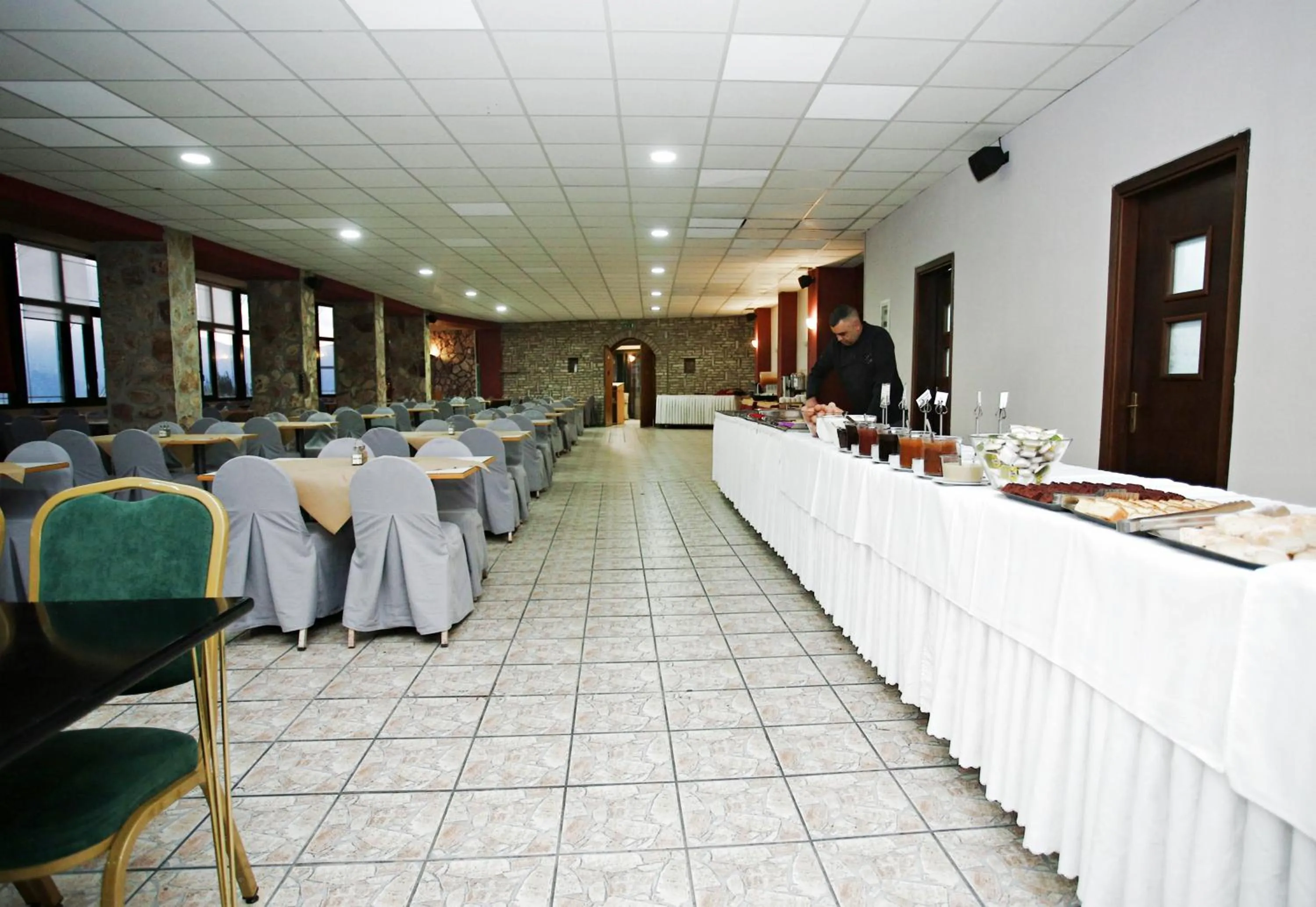 Restaurant/places to eat in Hotel Lecadin