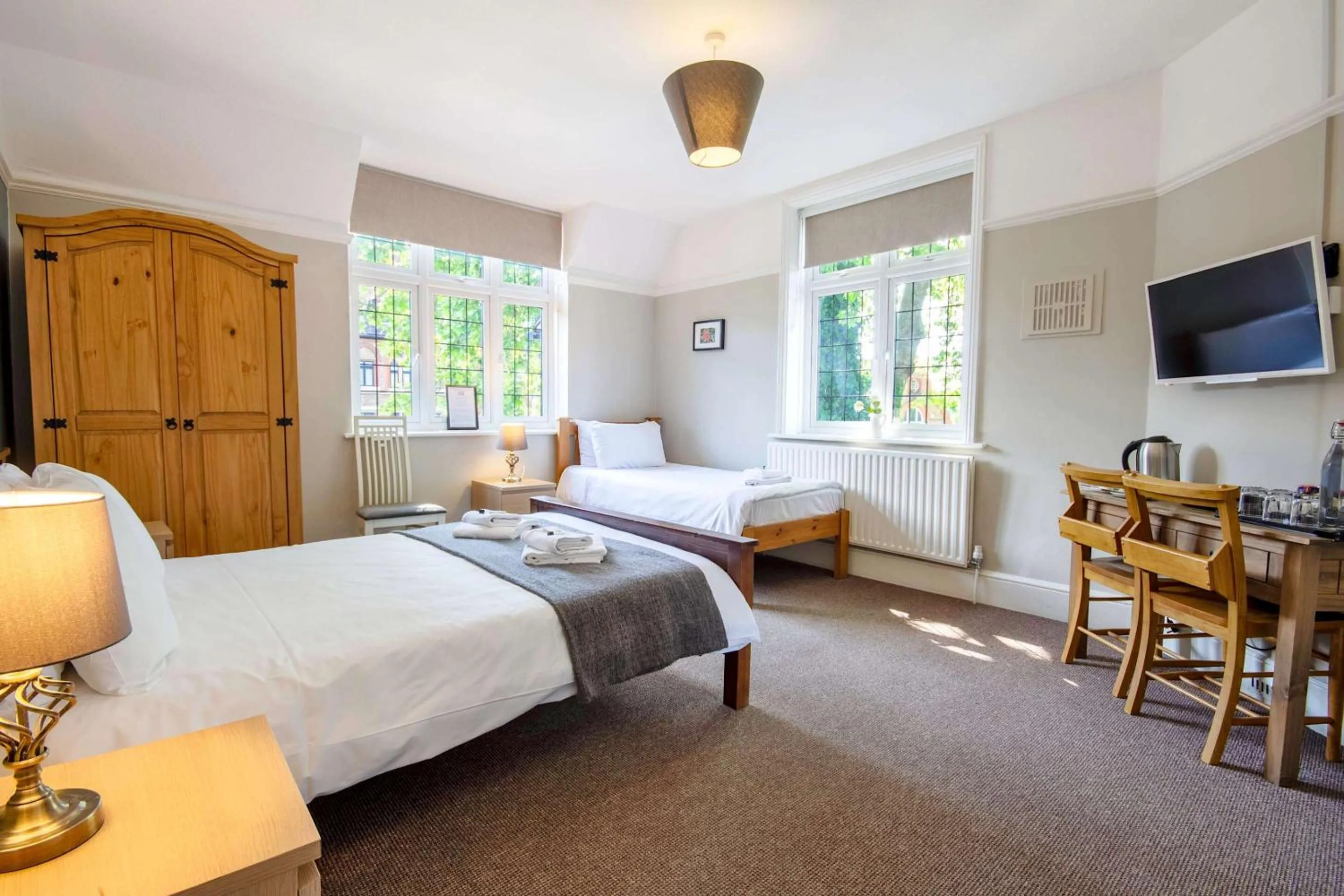 Bedroom, Bed in The Green W7