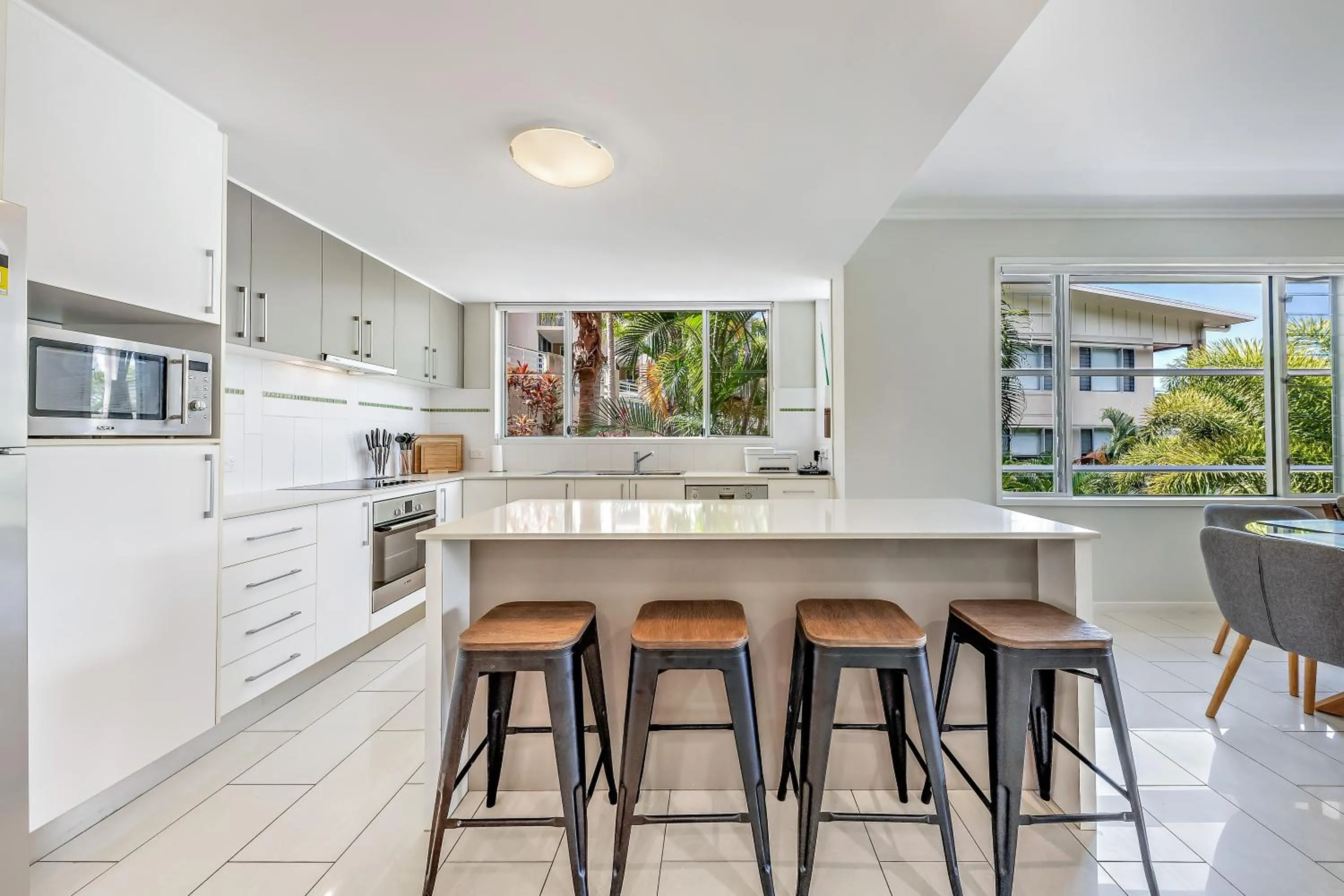 Kitchen or kitchenette in Airlie Summit Apartments