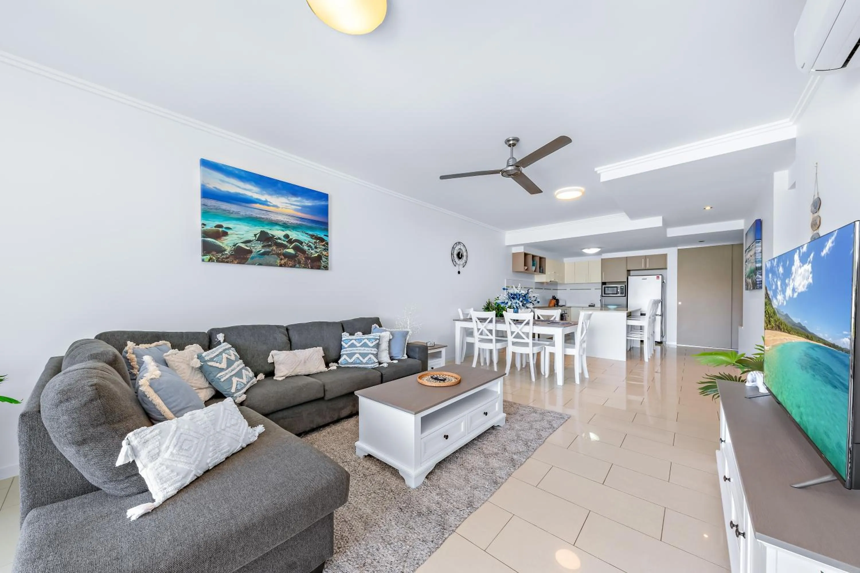 Living room in Airlie Summit Apartments