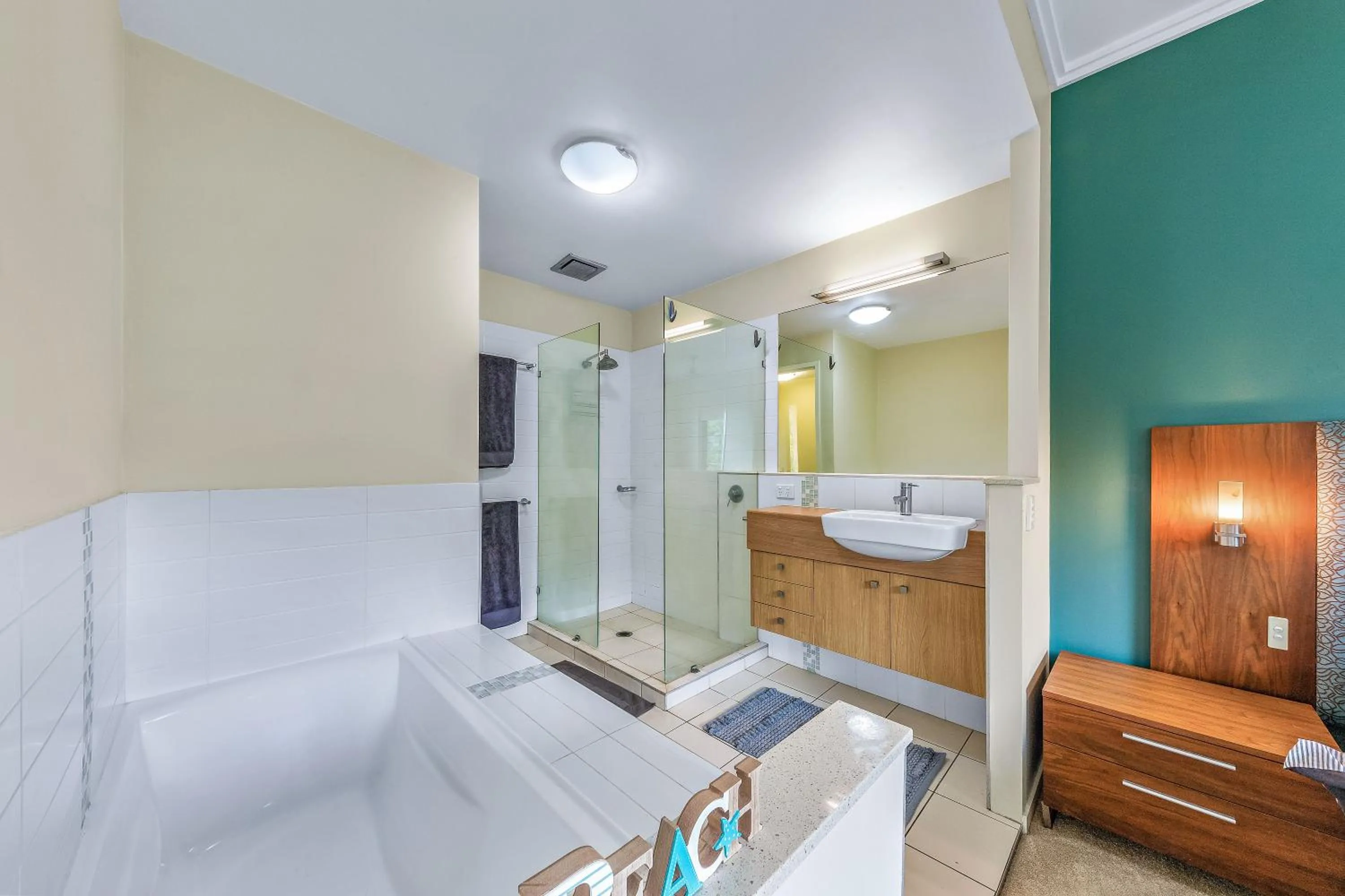 Shower in Airlie Summit Apartments