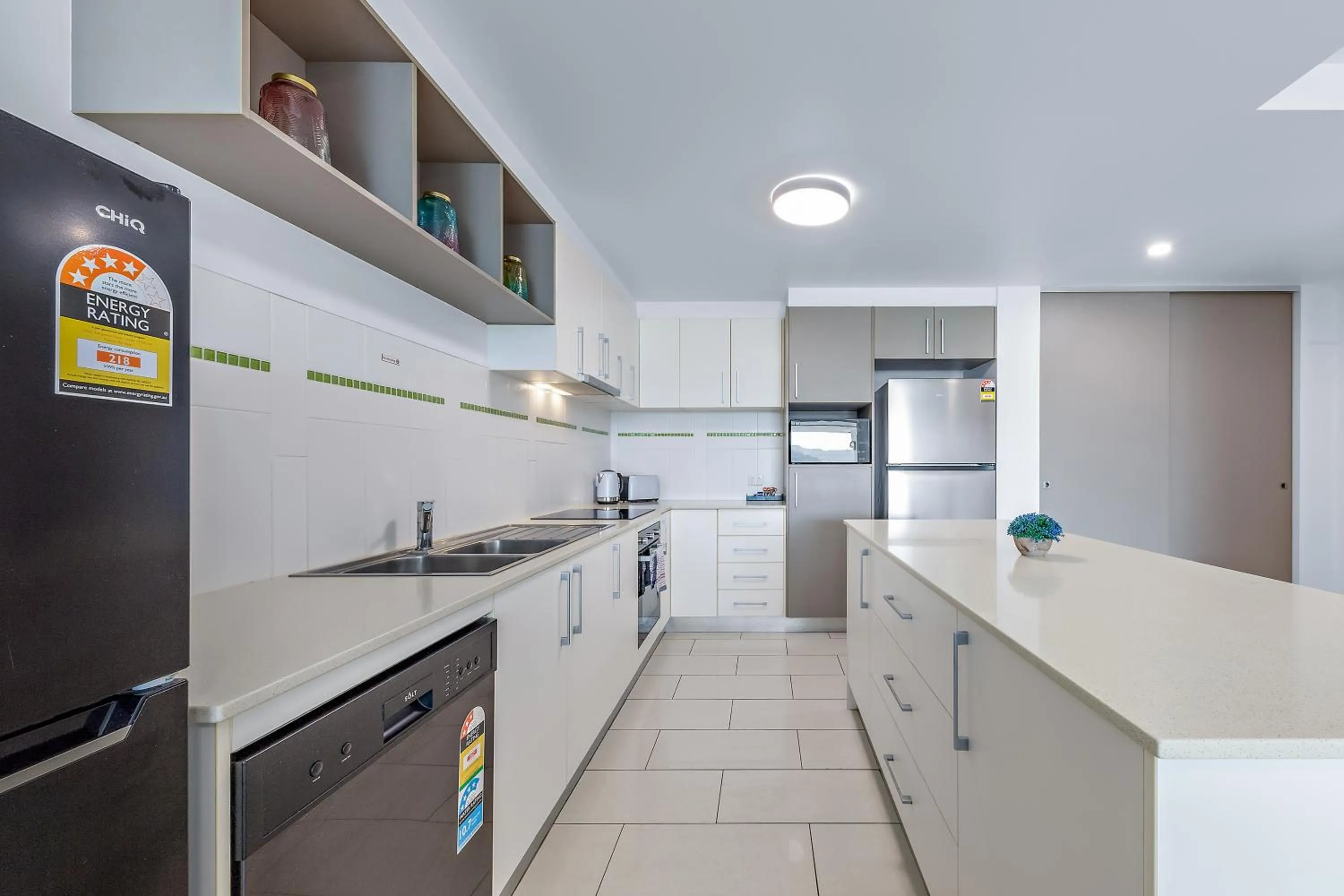 Kitchen or kitchenette in Airlie Summit Apartments
