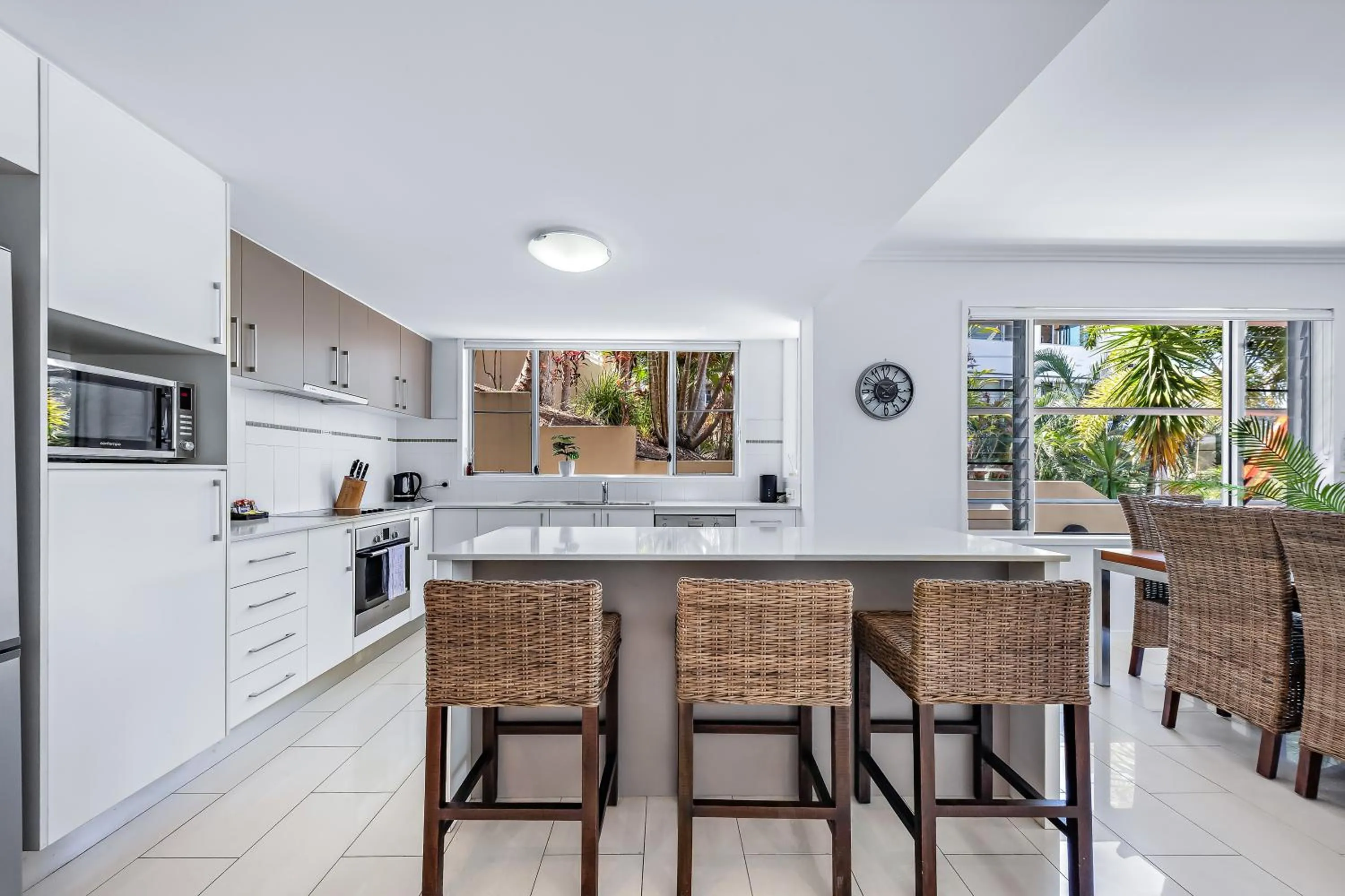 kitchen in Airlie Summit Apartments