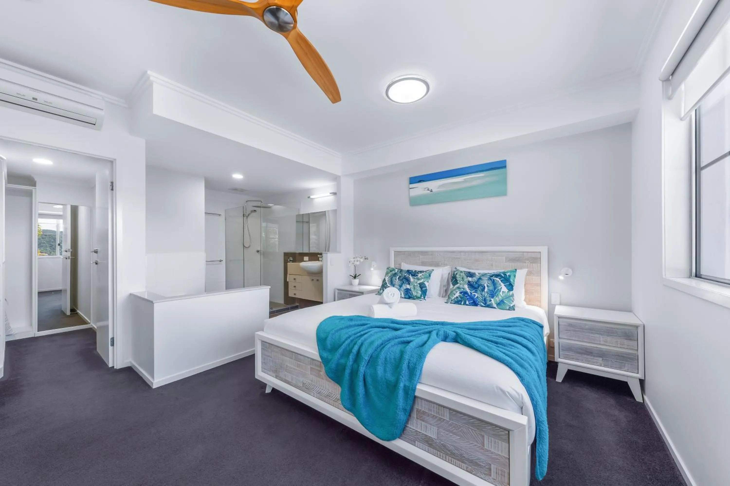 Bedroom, Bed in Airlie Summit Apartments