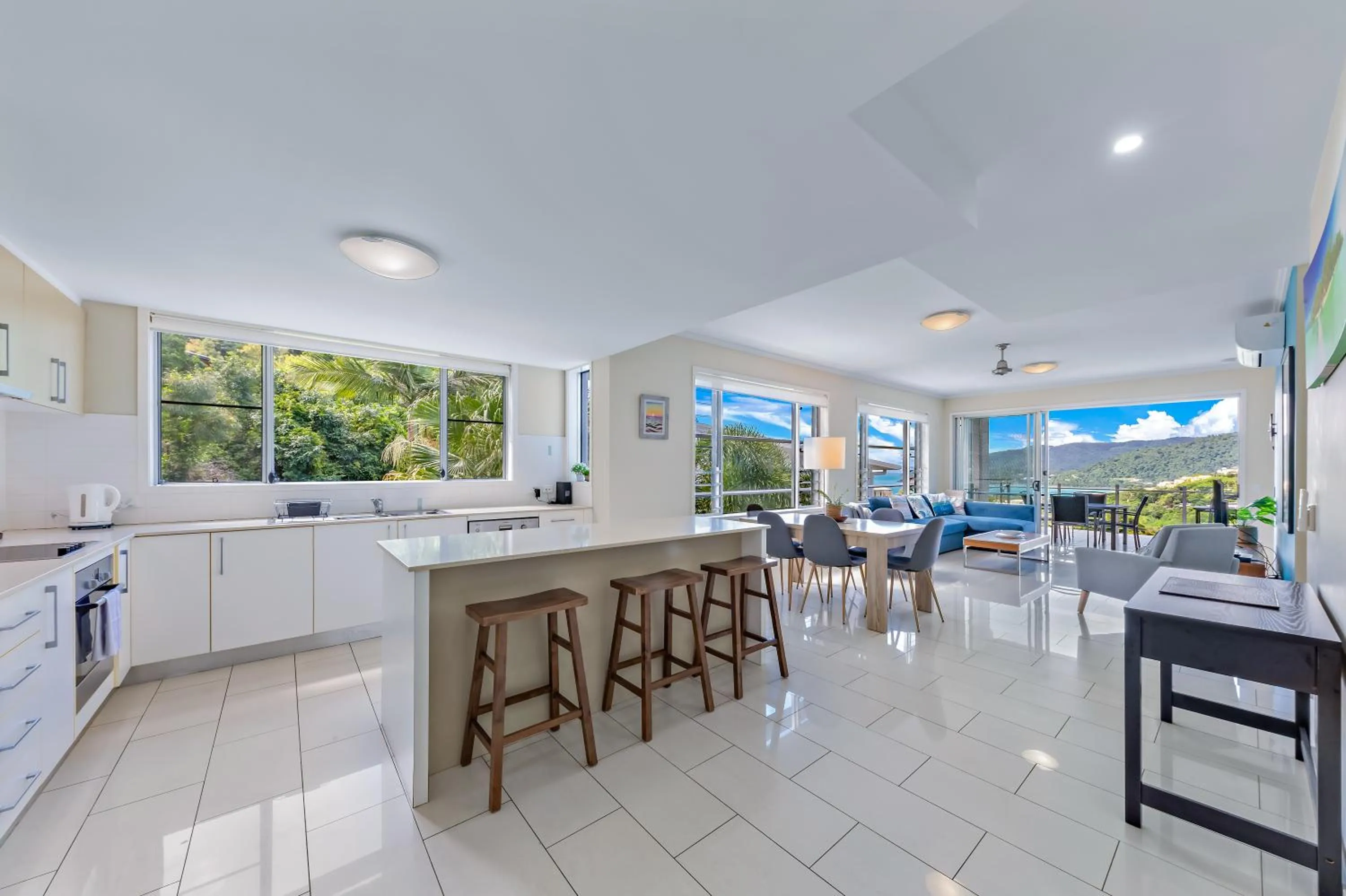 kitchen in Airlie Summit Apartments