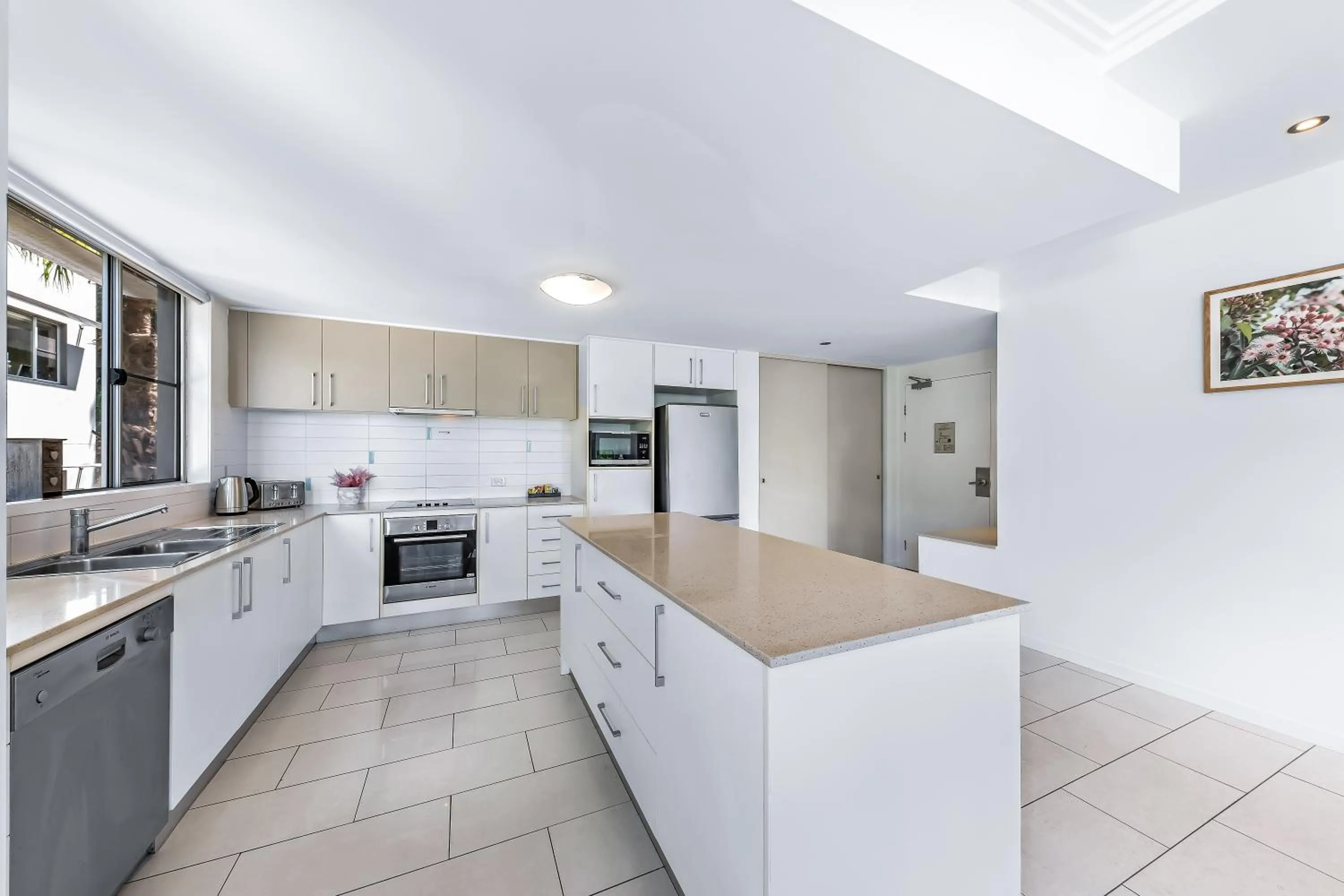 Kitchen or kitchenette in Airlie Summit Apartments