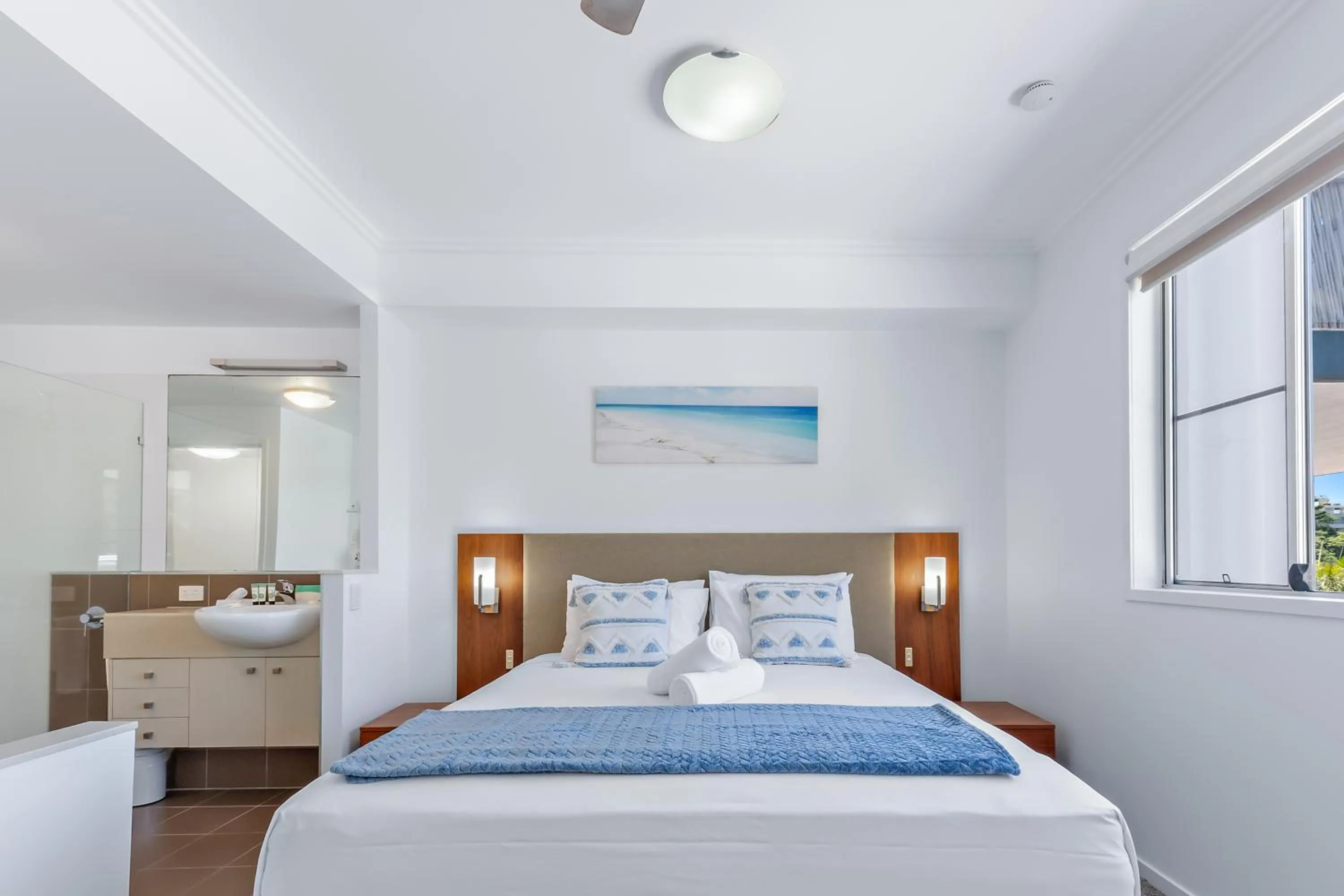 Bedroom, Bed in Airlie Summit Apartments