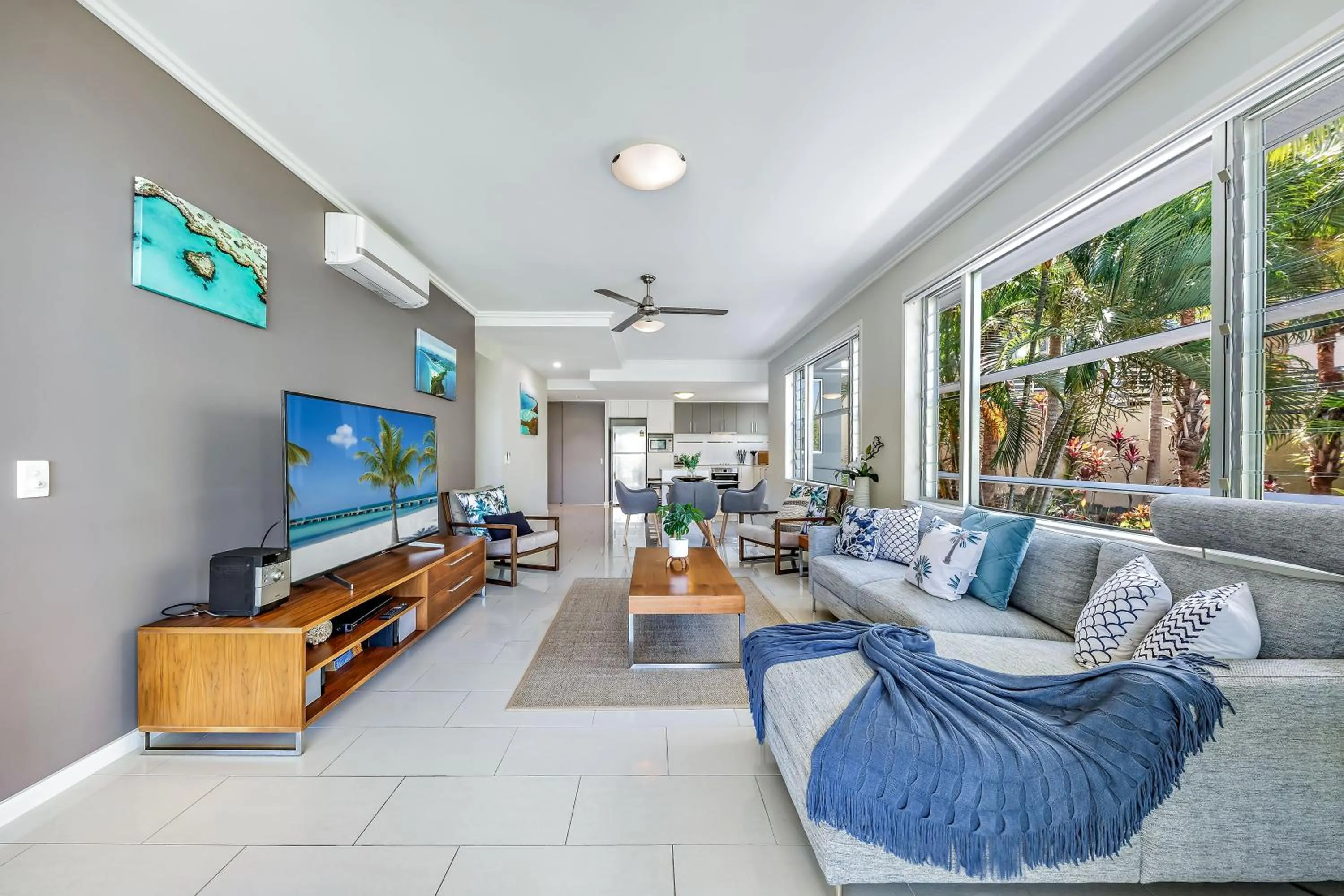 TV and multimedia in Airlie Summit Apartments