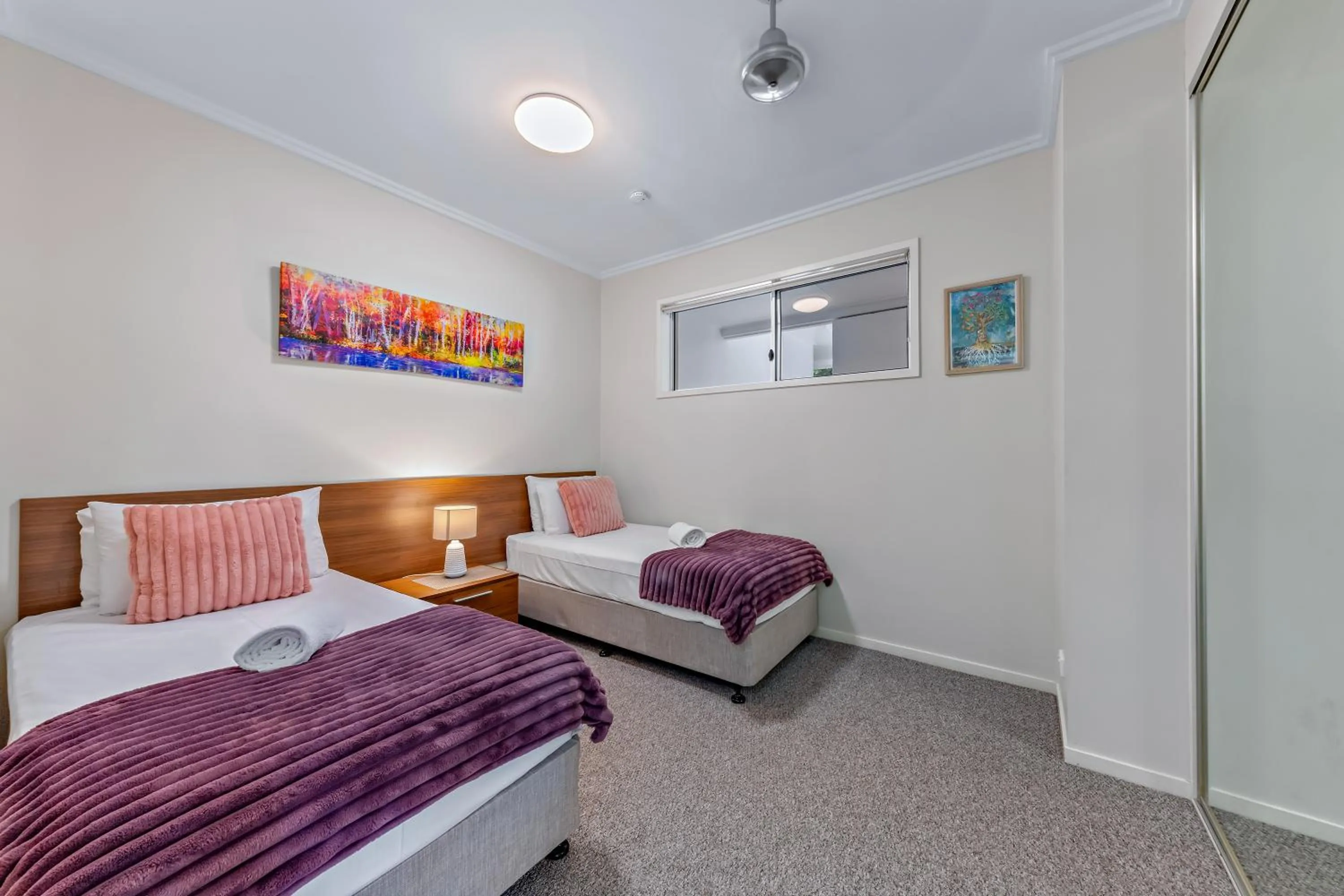 Bedroom, Bed in Airlie Summit Apartments