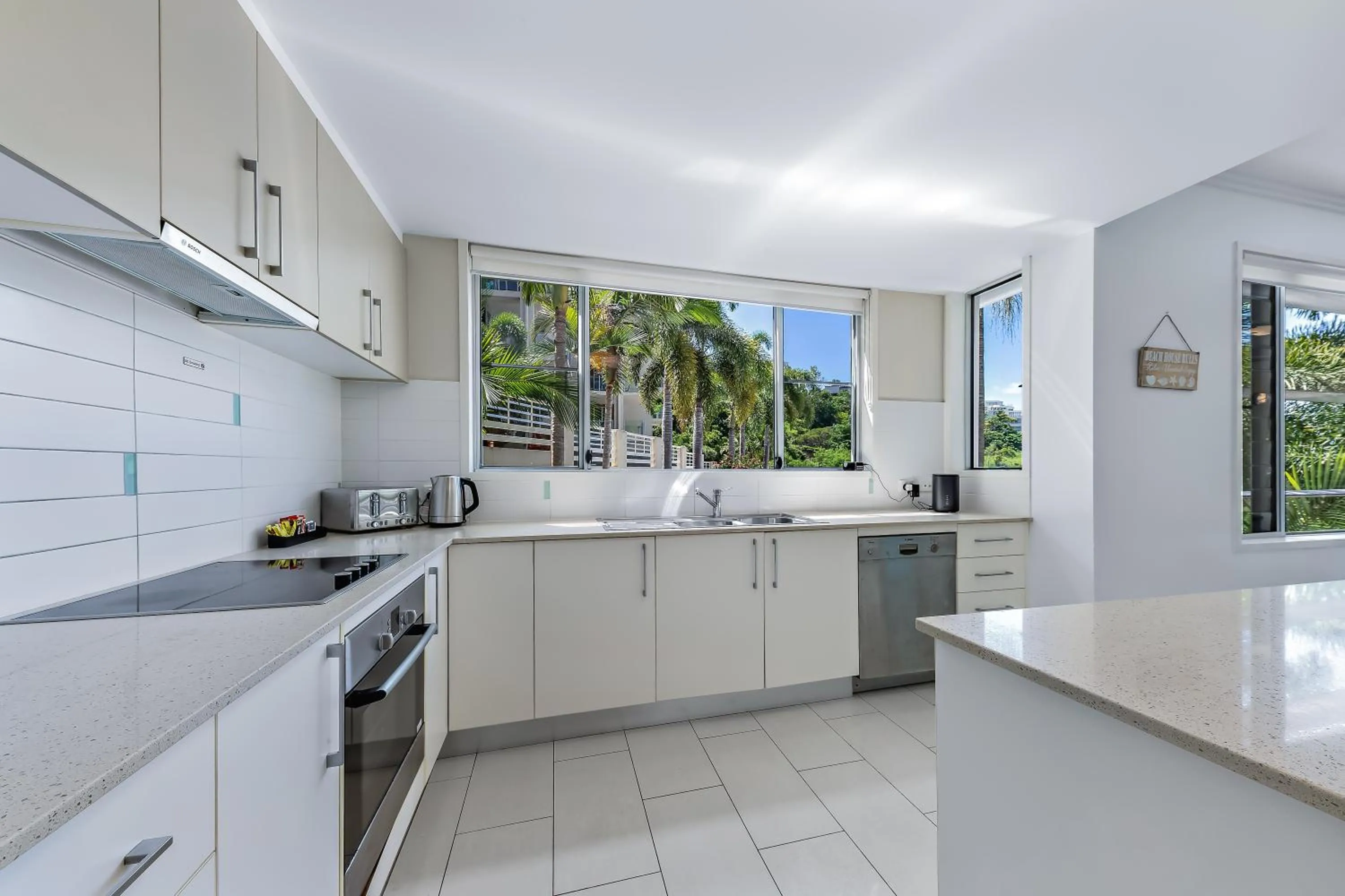Kitchen or kitchenette in Airlie Summit Apartments