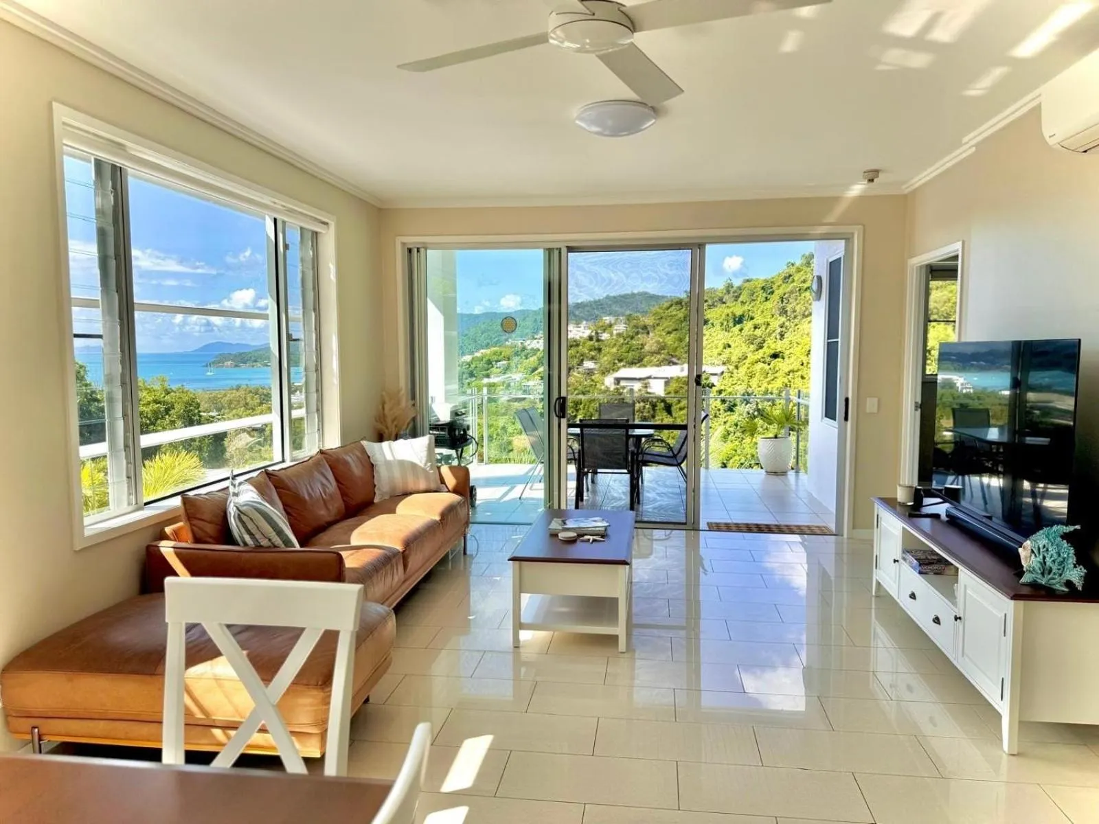 Living room in Airlie Summit Apartments