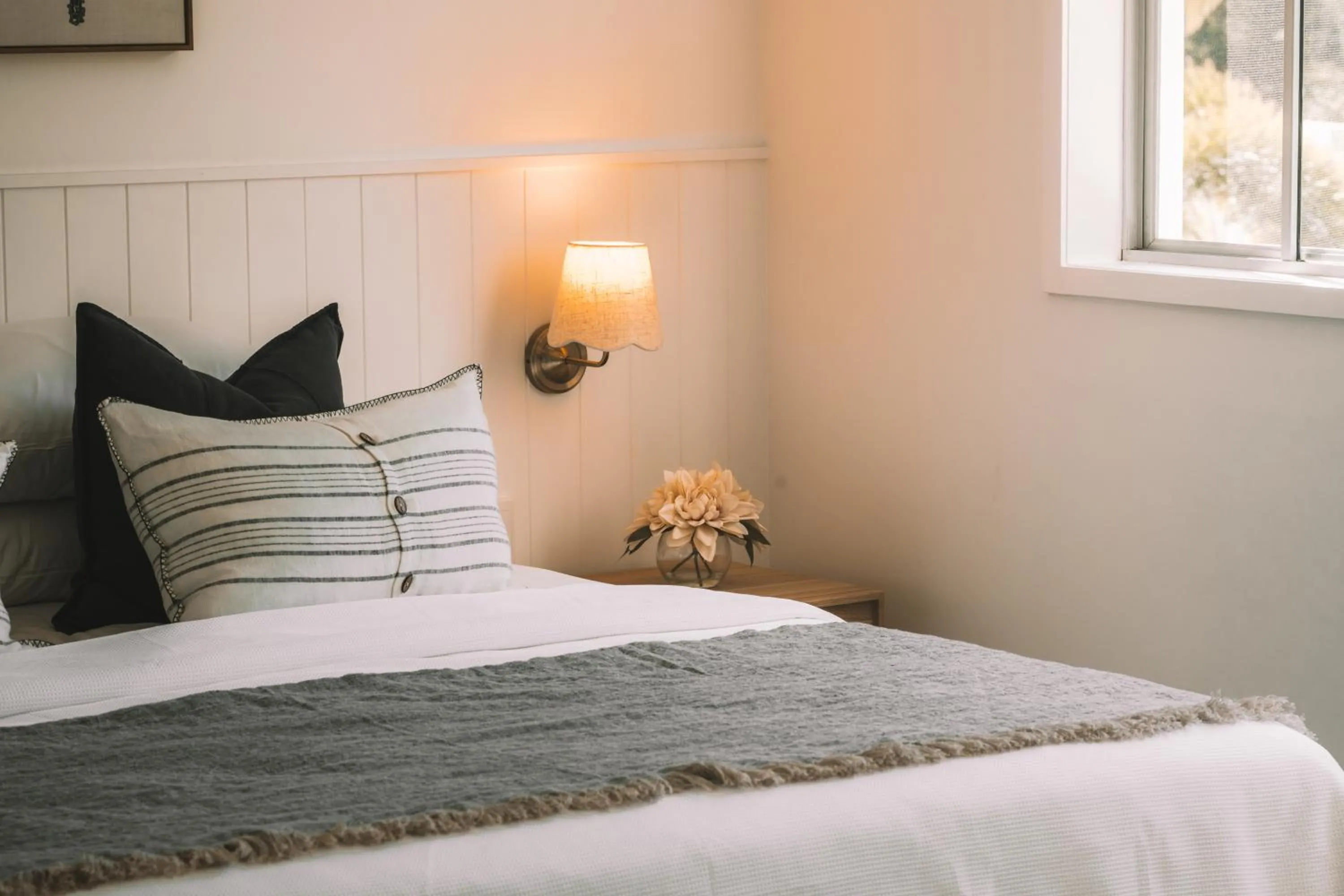 Bedroom, Bed in Airlie Summit Apartments