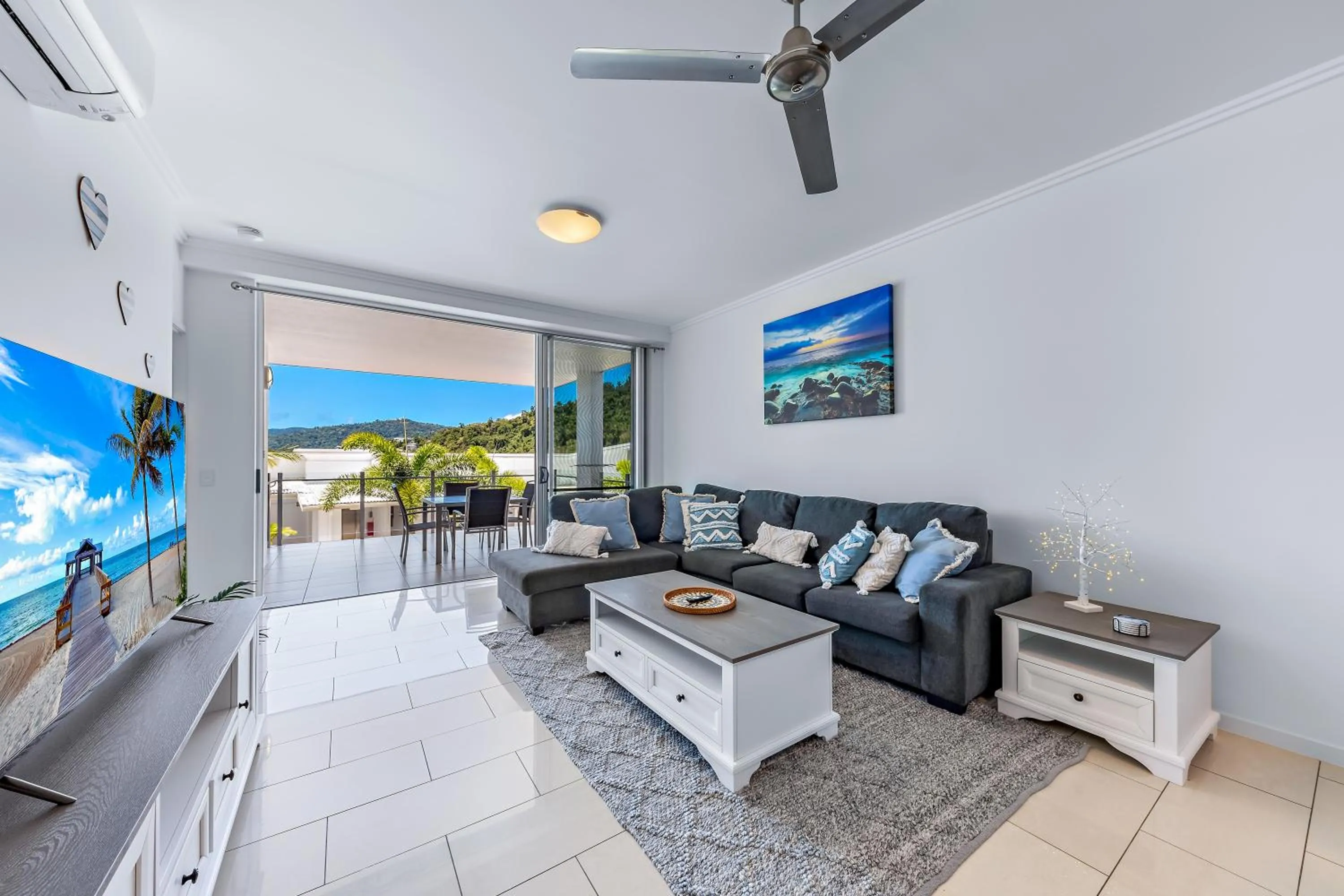 Living room in Airlie Summit Apartments