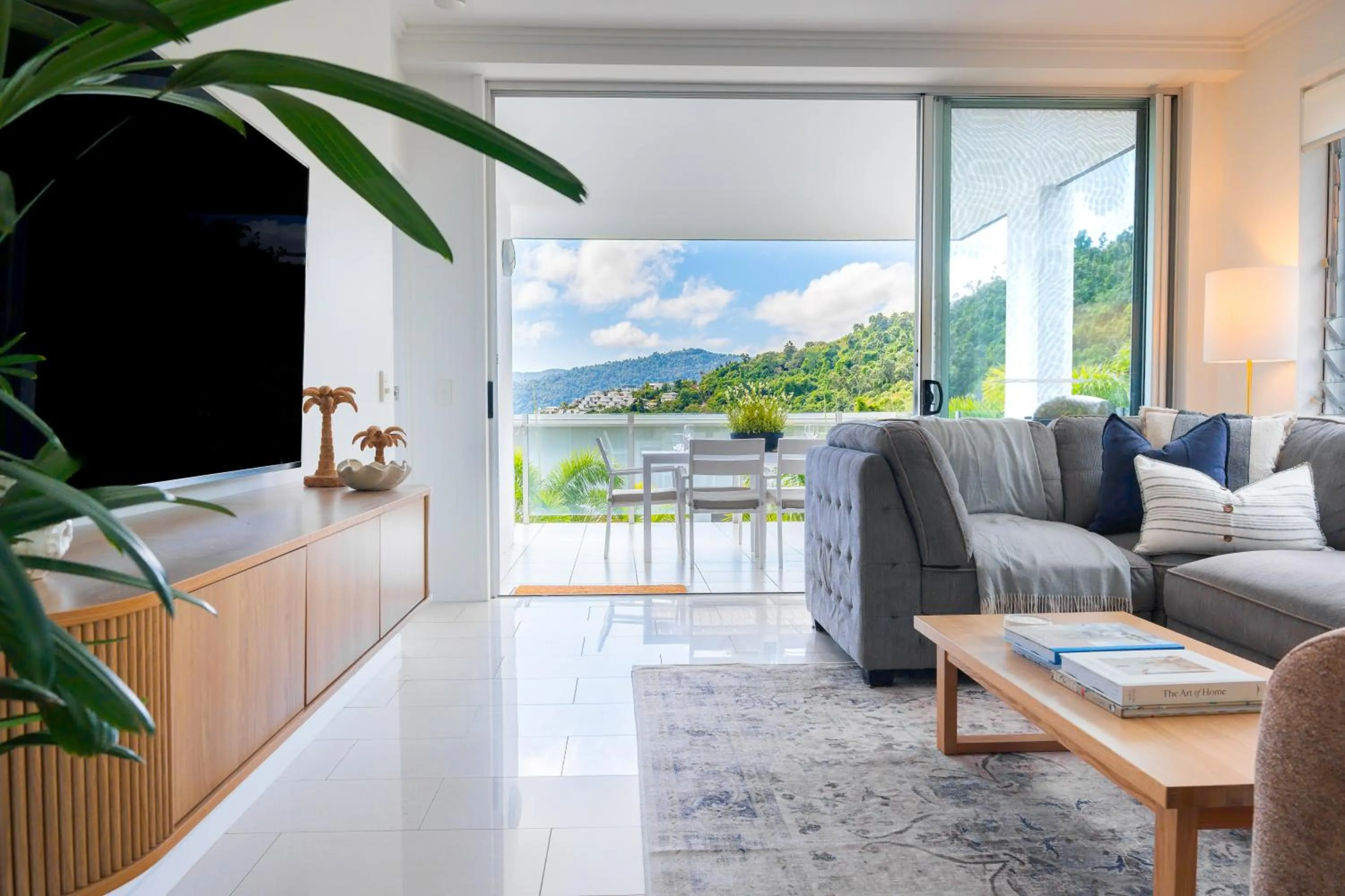 Living room in Airlie Summit Apartments