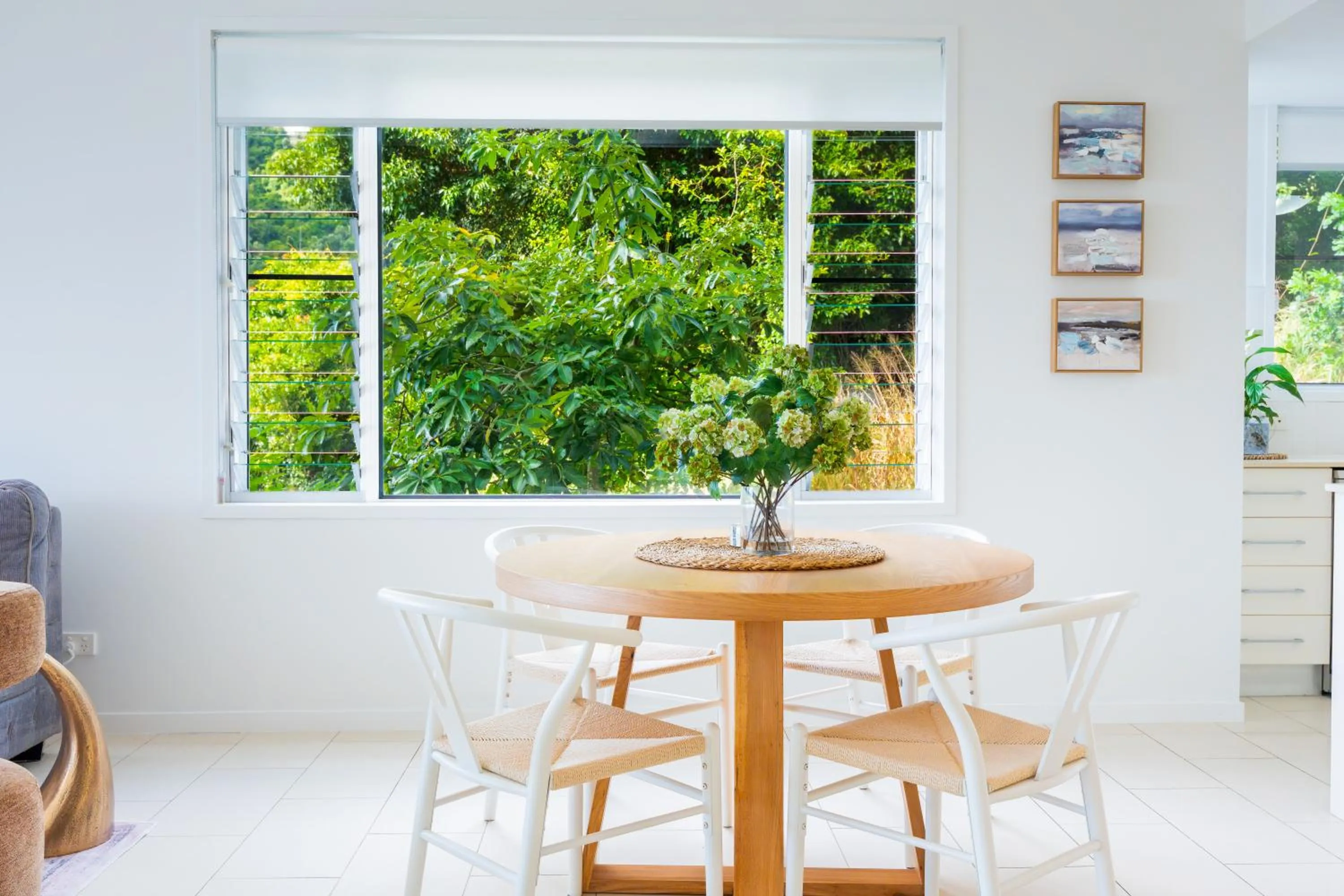 Dining area in Airlie Summit Apartments