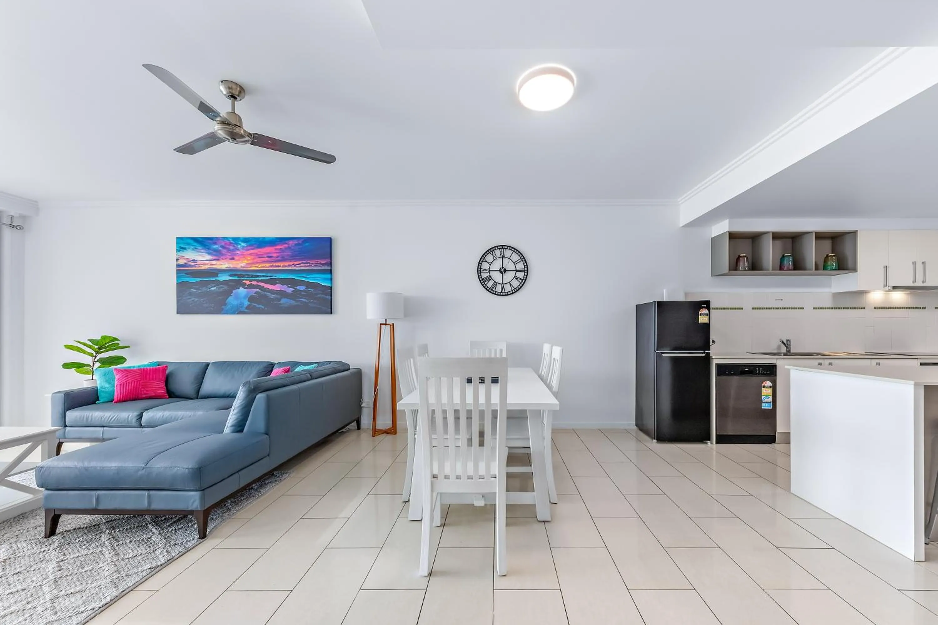 Kitchen or kitchenette in Airlie Summit Apartments