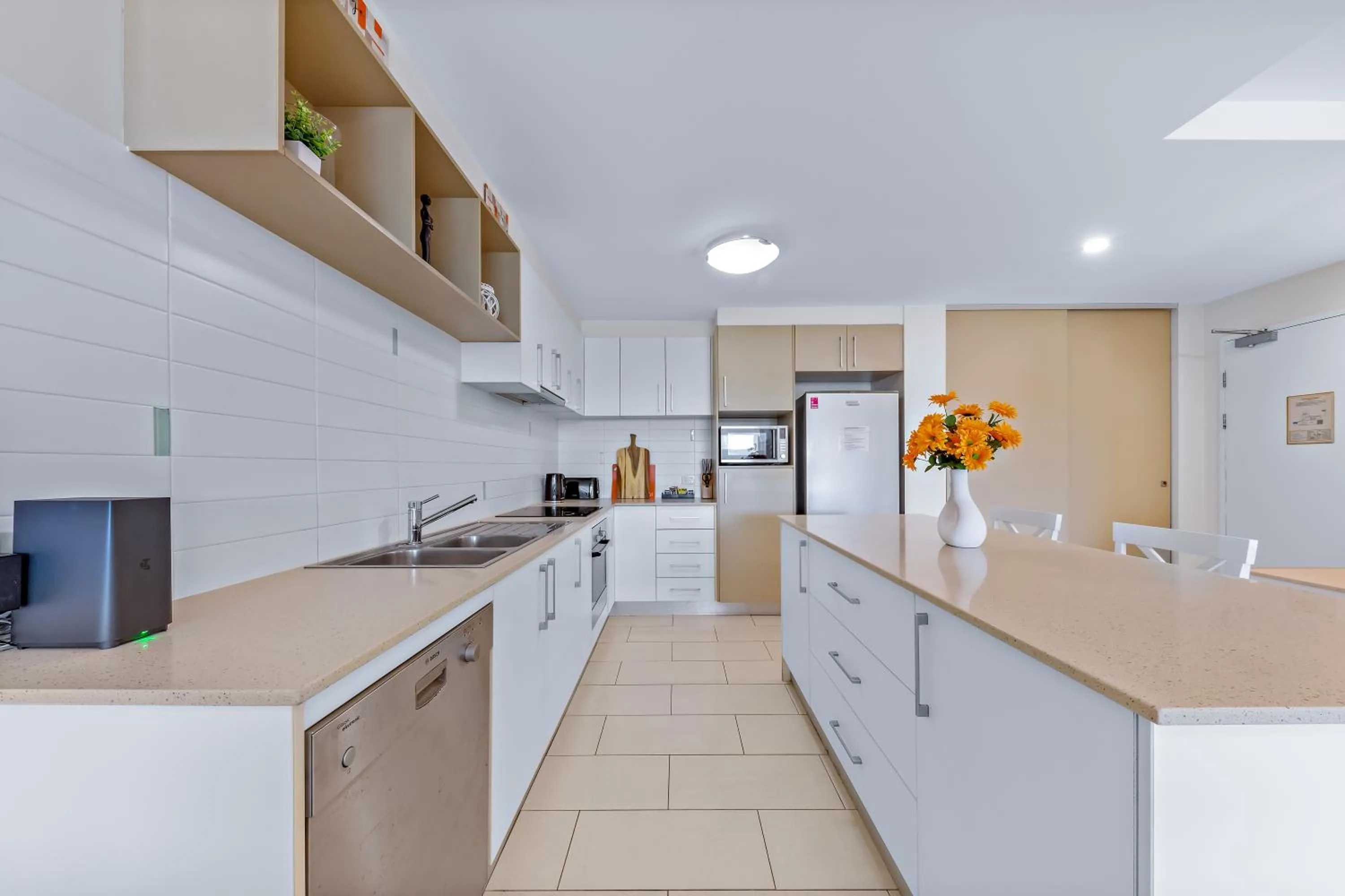 Kitchen or kitchenette in Airlie Summit Apartments